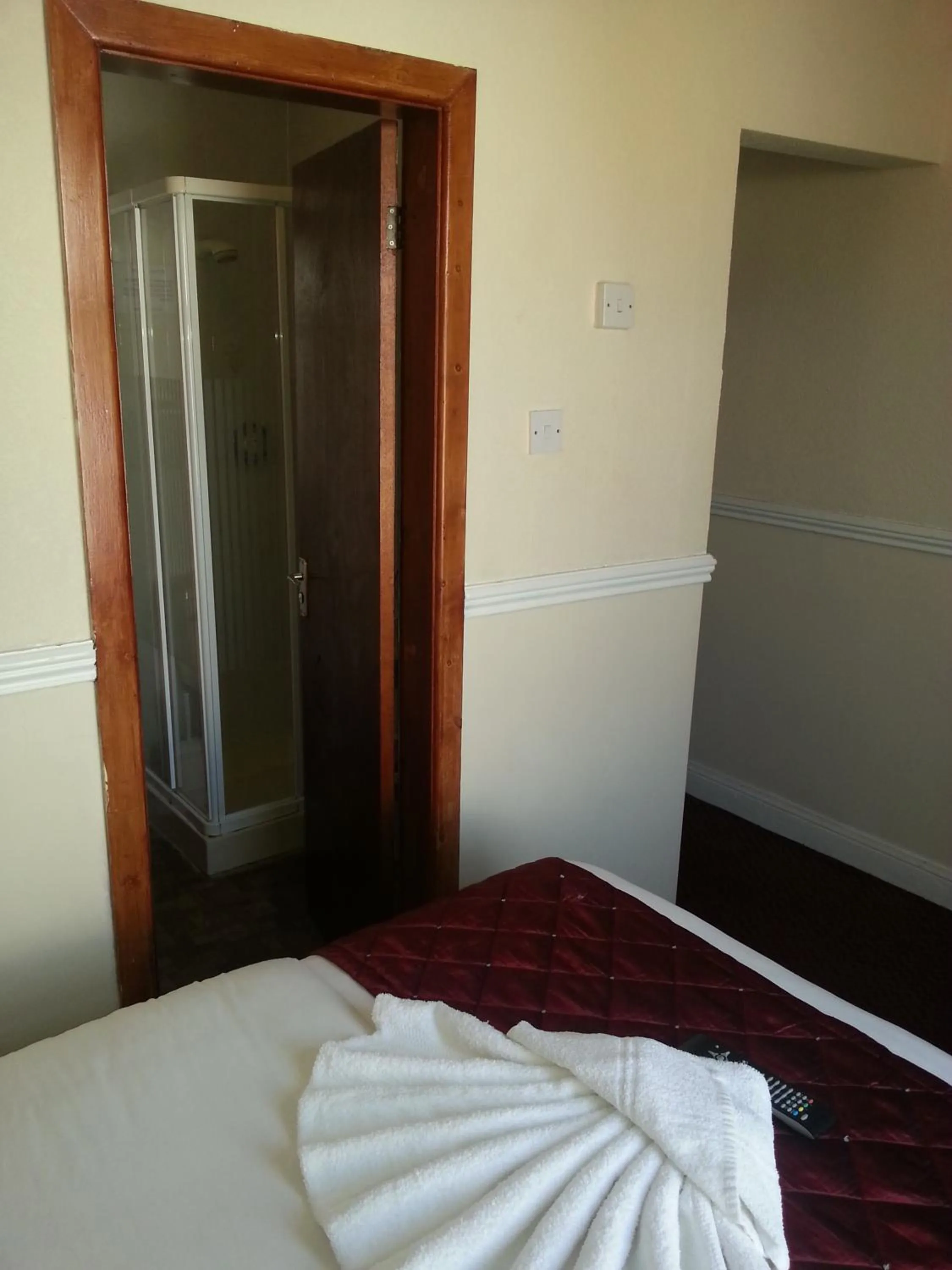 Bathroom, Bed in Lynwood Hotel