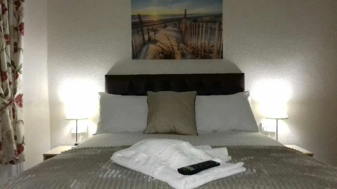 Shower, Bed in Lynwood Hotel