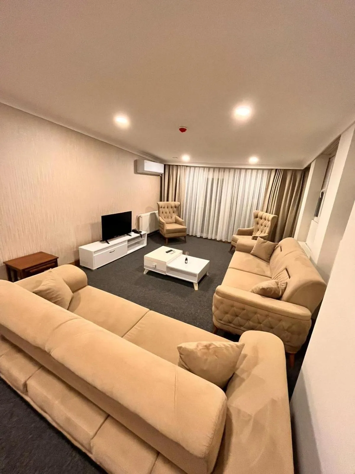 Communal lounge/ TV room, Bed in Şimal Hotel
