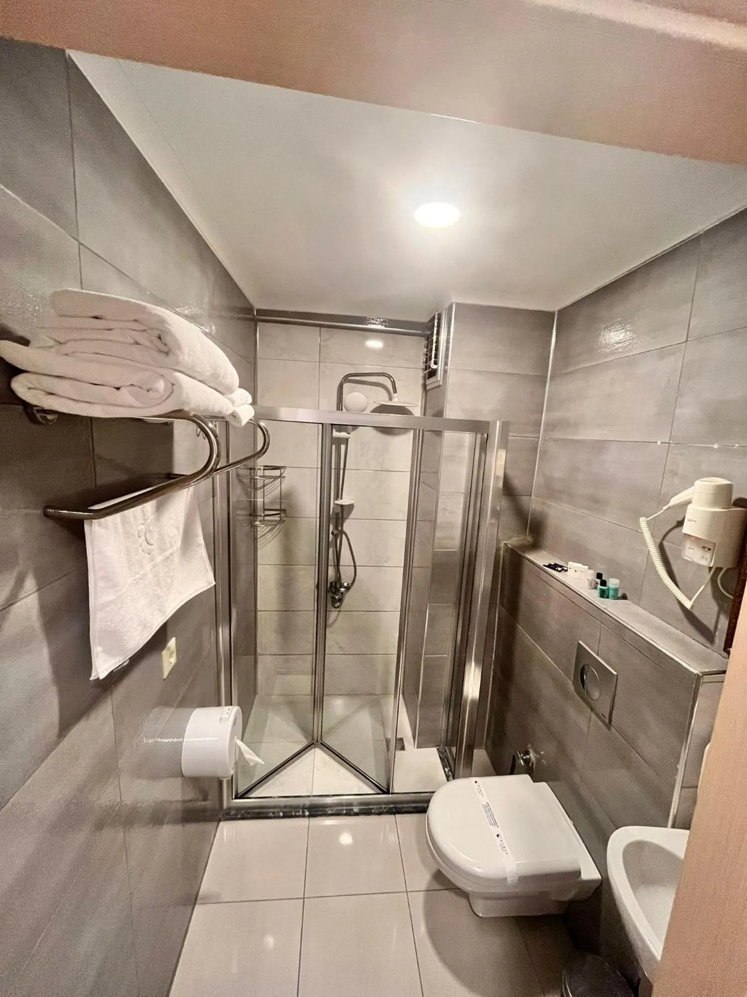 Shower in Şimal Hotel