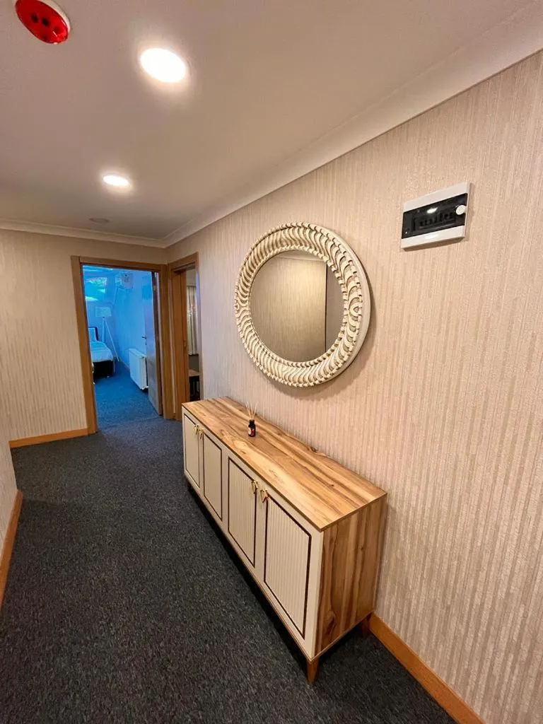 Communal lounge/ TV room in Şimal Hotel