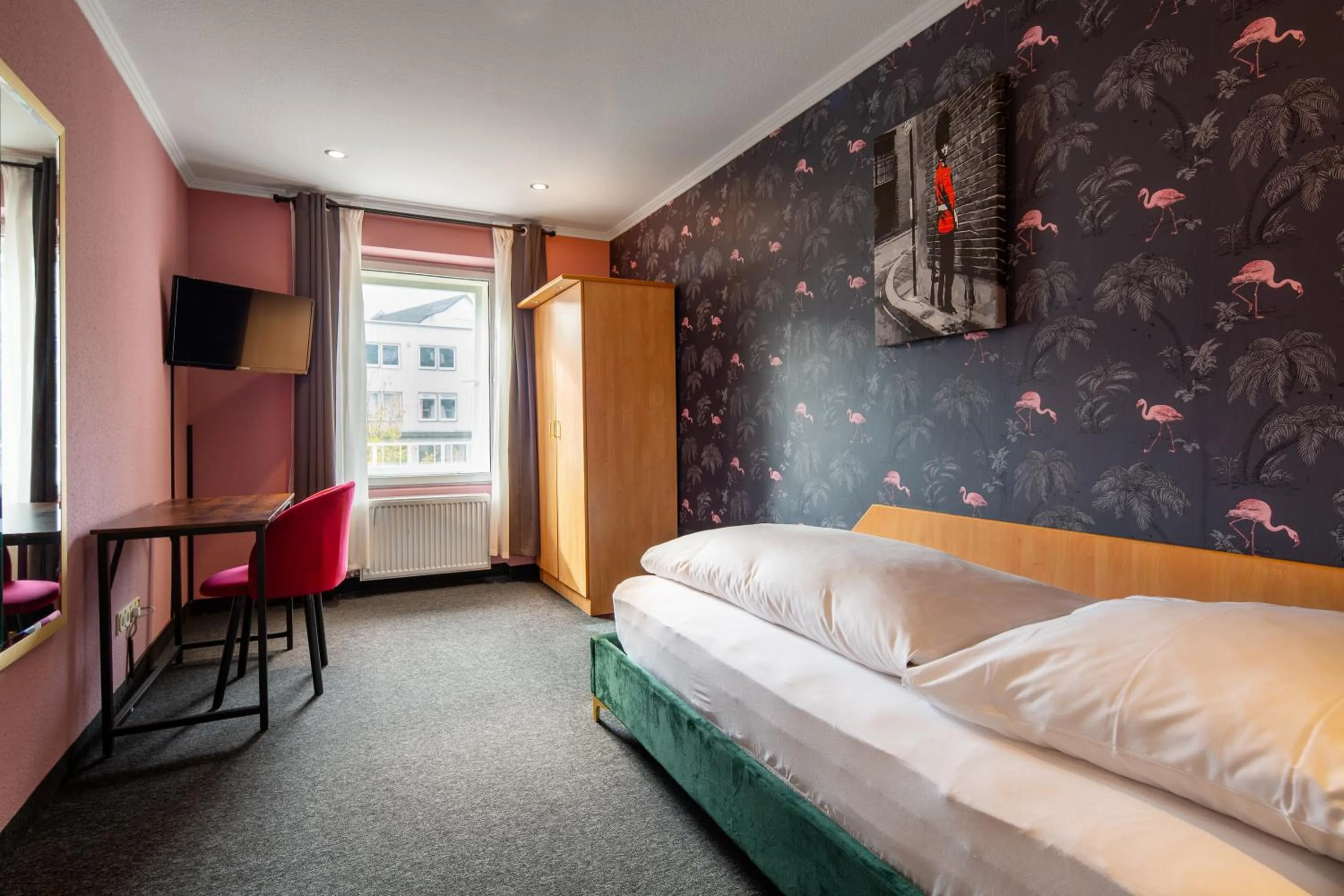 Photo of the whole room, Bed in SmartHotel Flamingo Self check-in