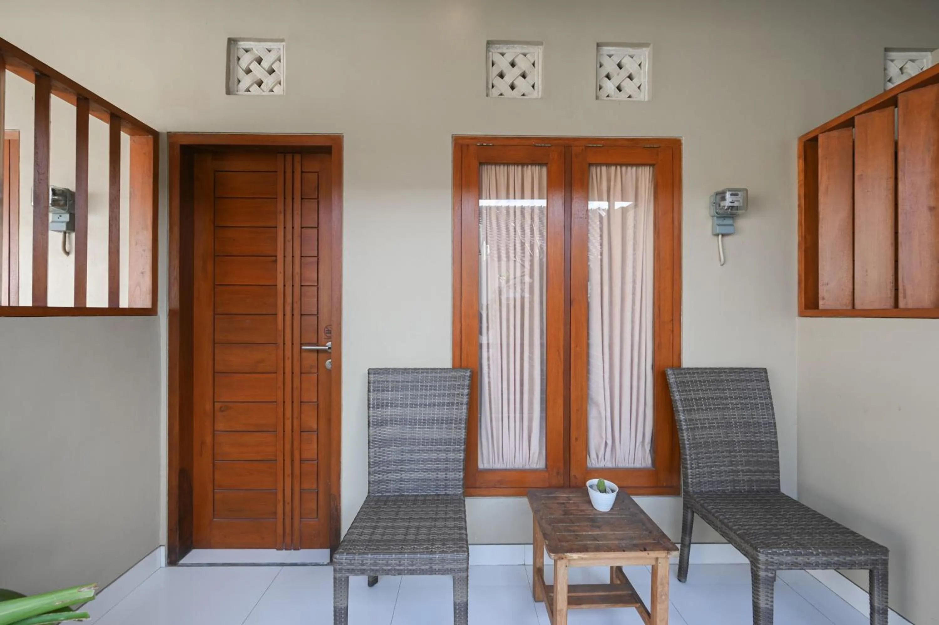 Seating area in RedDoorz near Mertasari Beach 2