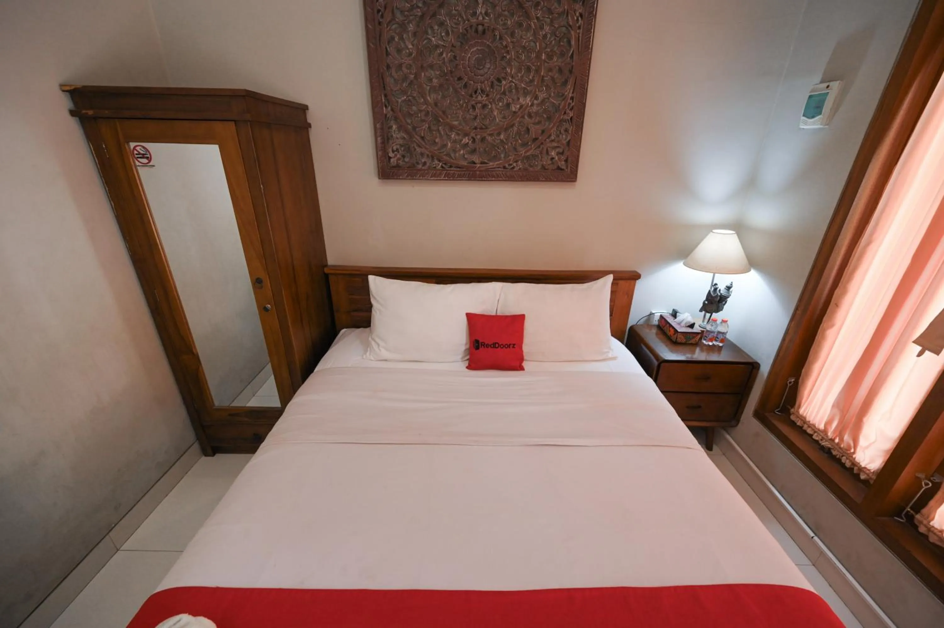 Bedroom, Bed in RedDoorz near Mertasari Beach 2