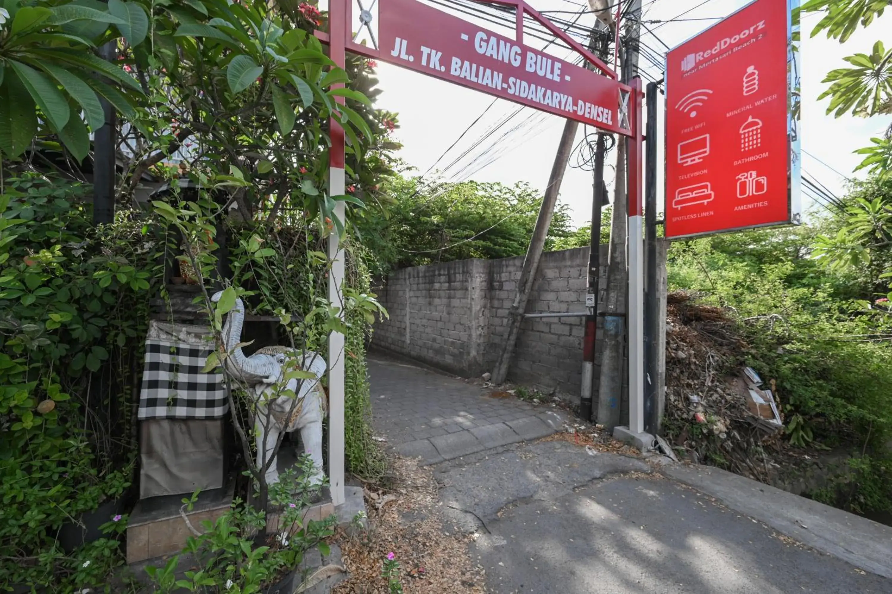 Facade/entrance in RedDoorz near Mertasari Beach 2 Facade/entrance in RedDoorz near Mertasari Beach 2