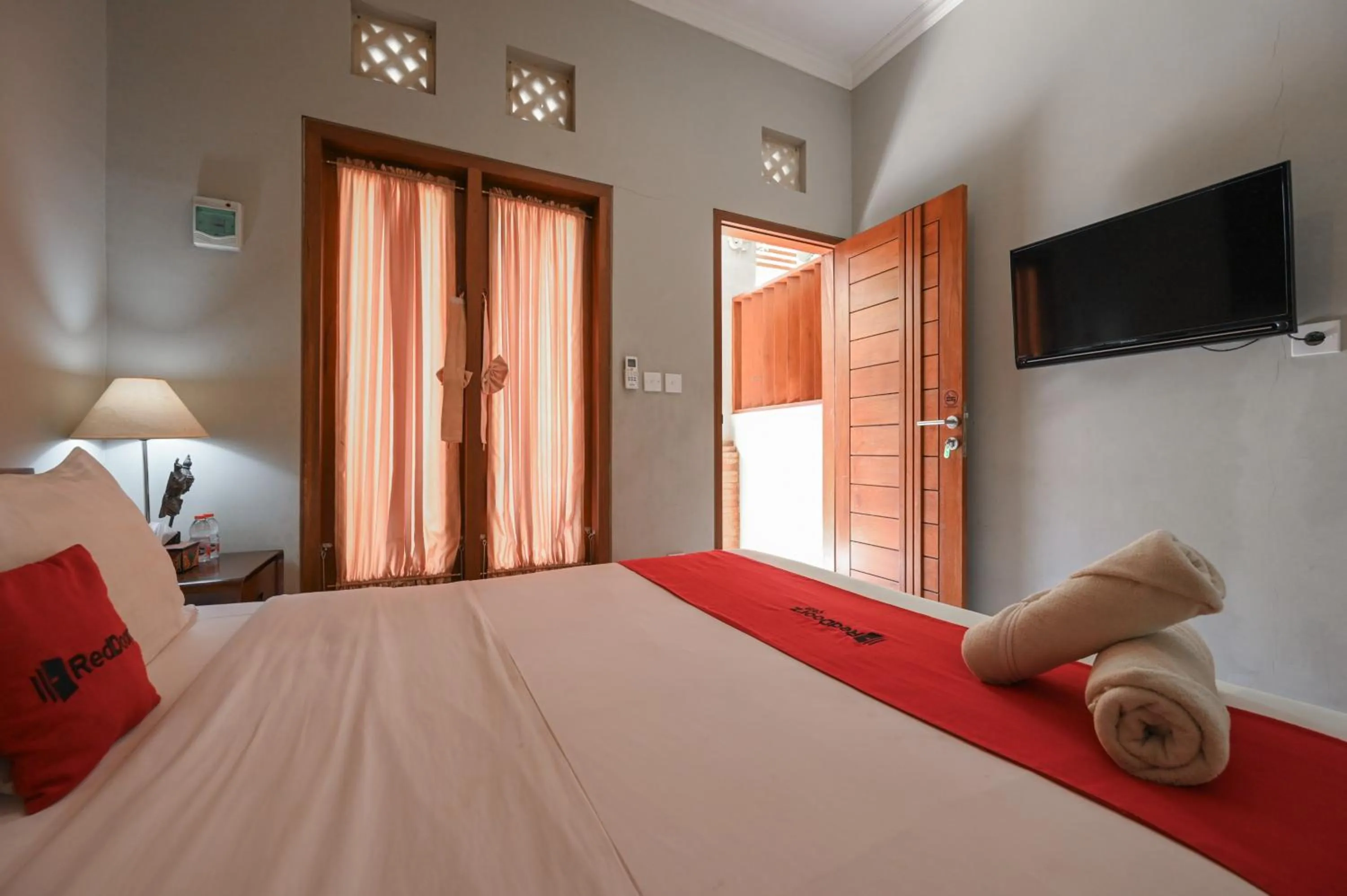 Bedroom, Bed in RedDoorz near Mertasari Beach 2