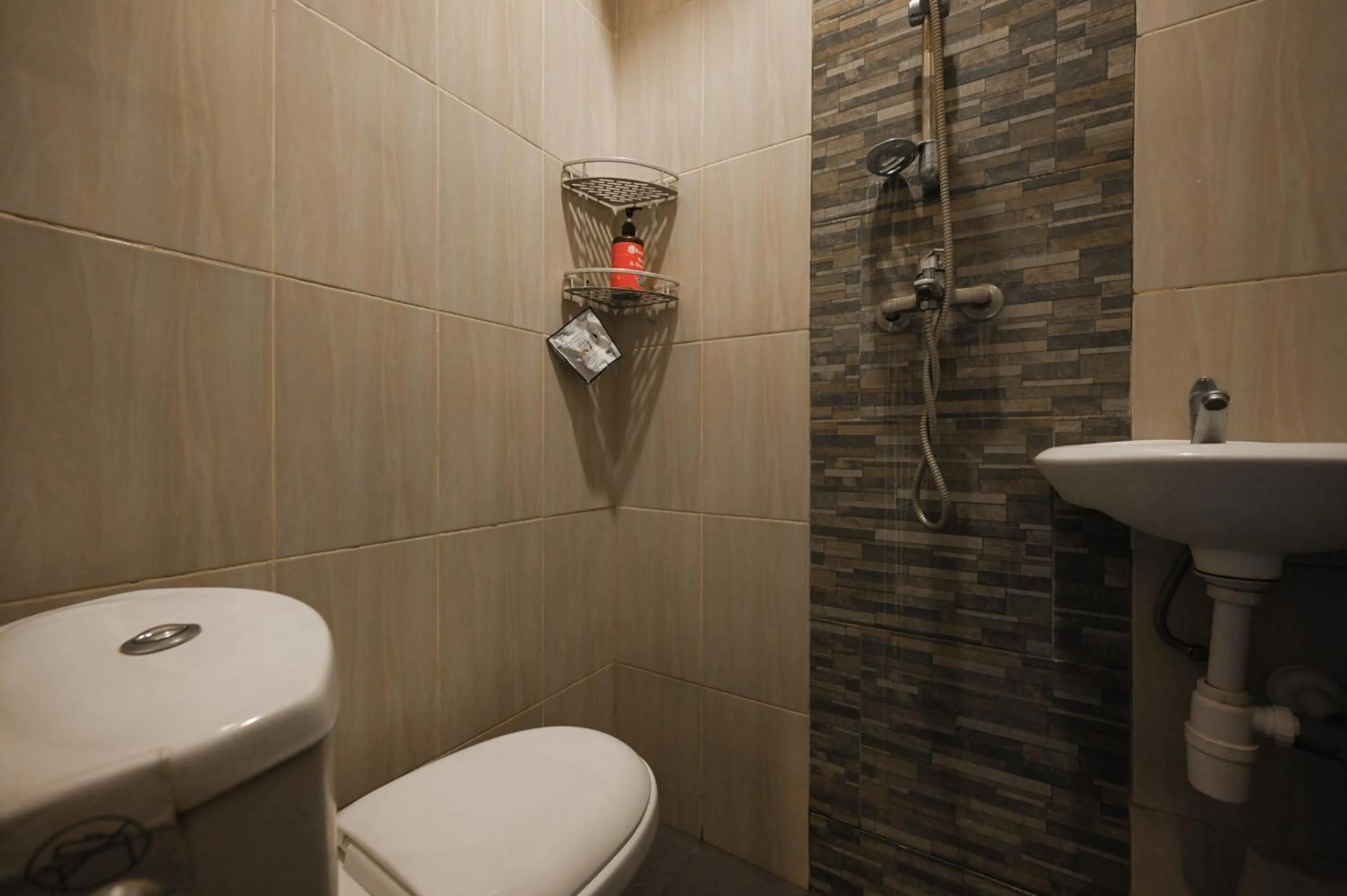 Bathroom in RedDoorz near Mertasari Beach 2