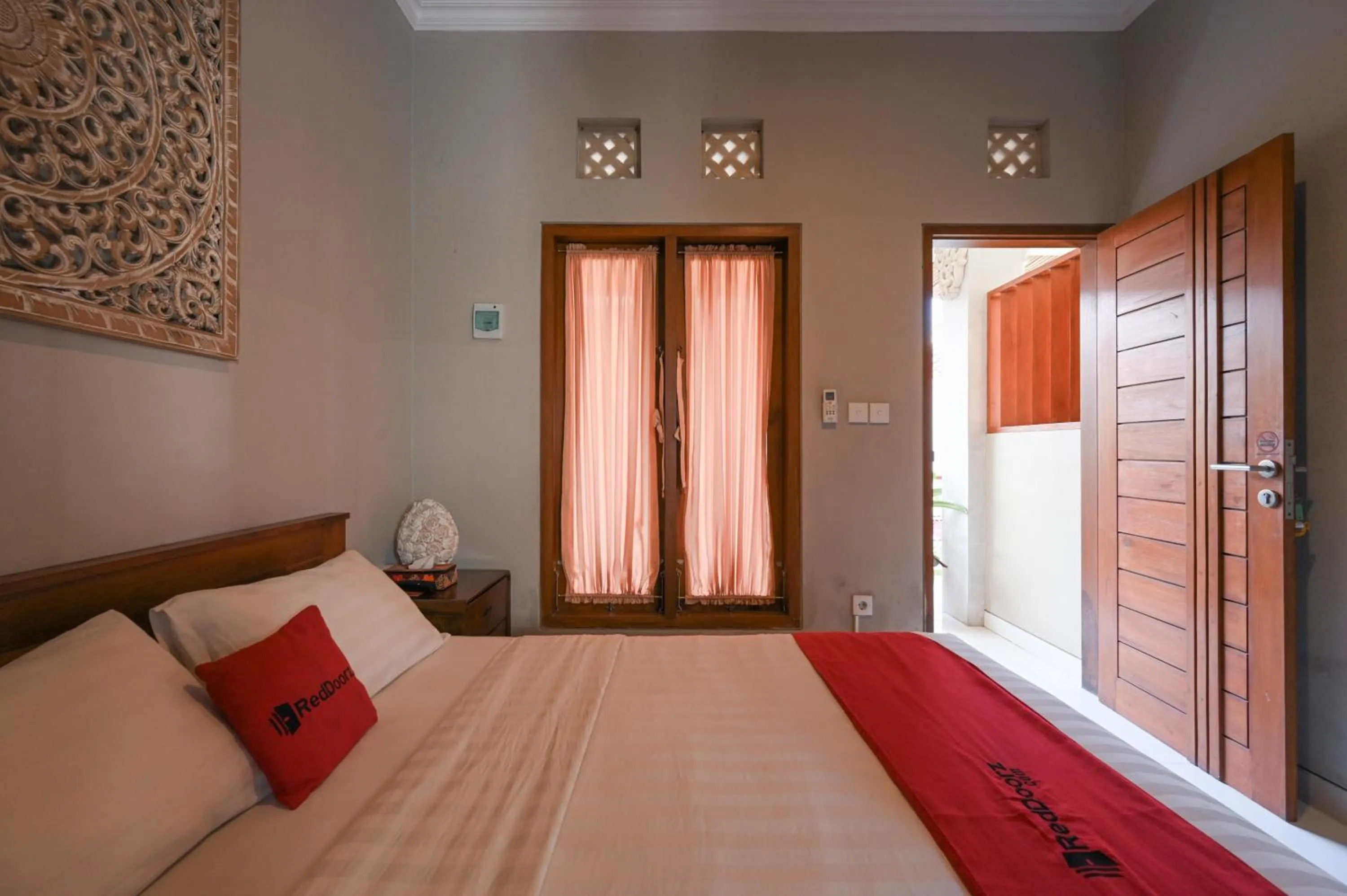 Bedroom, Bed in RedDoorz near Mertasari Beach 2