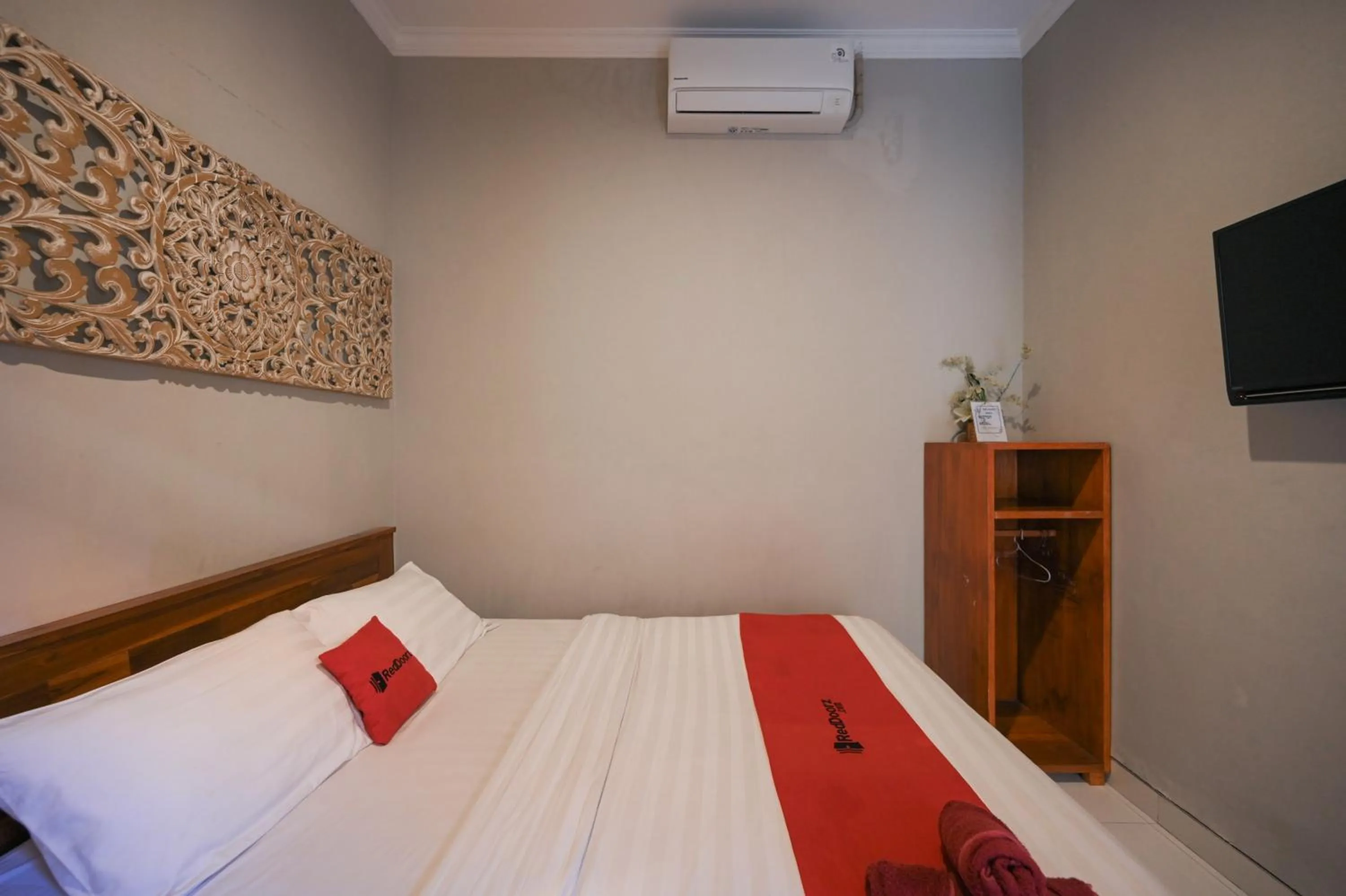 Bedroom, Bed in RedDoorz near Mertasari Beach 2