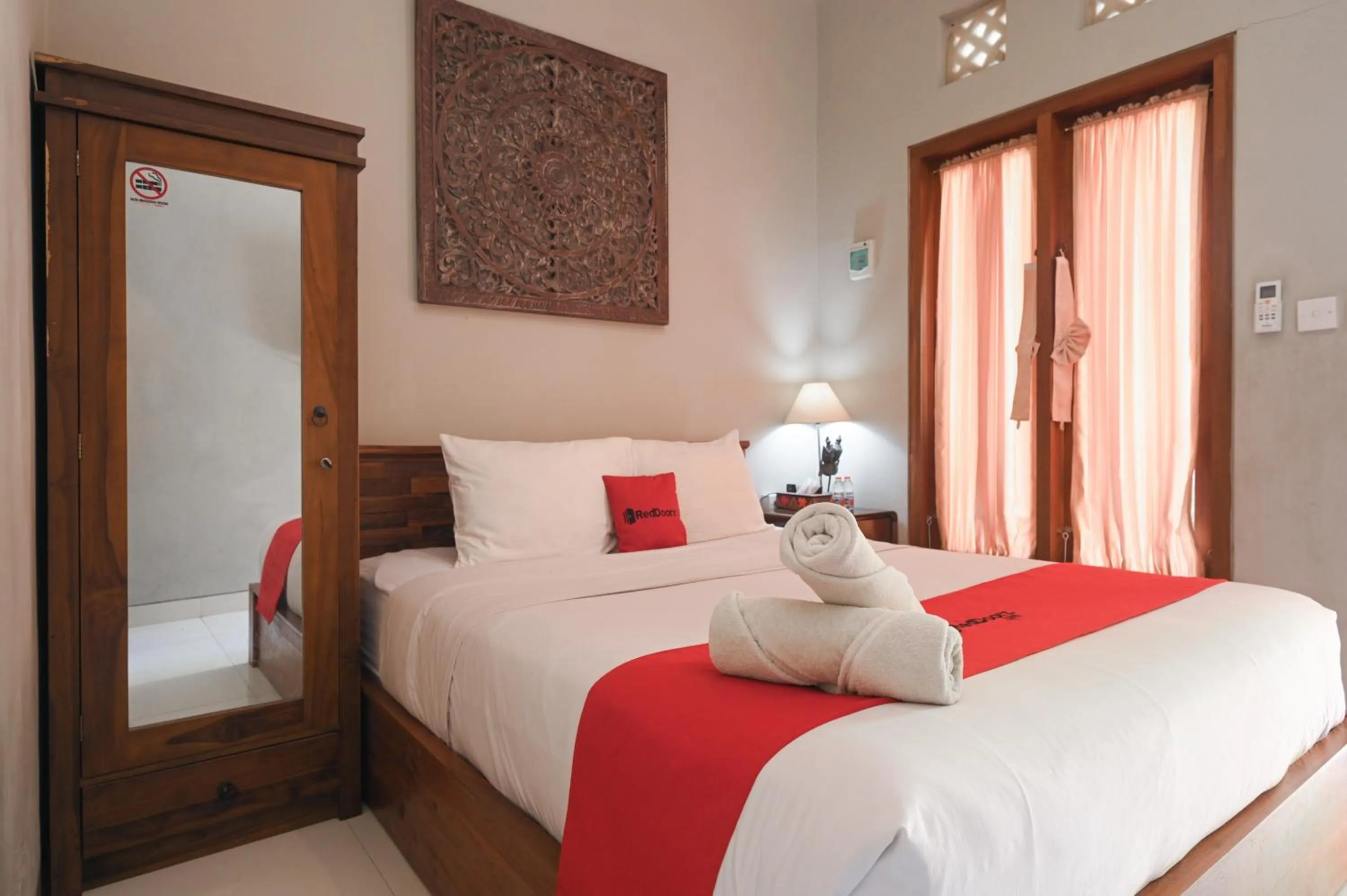 Bedroom, Bed in RedDoorz near Mertasari Beach 2