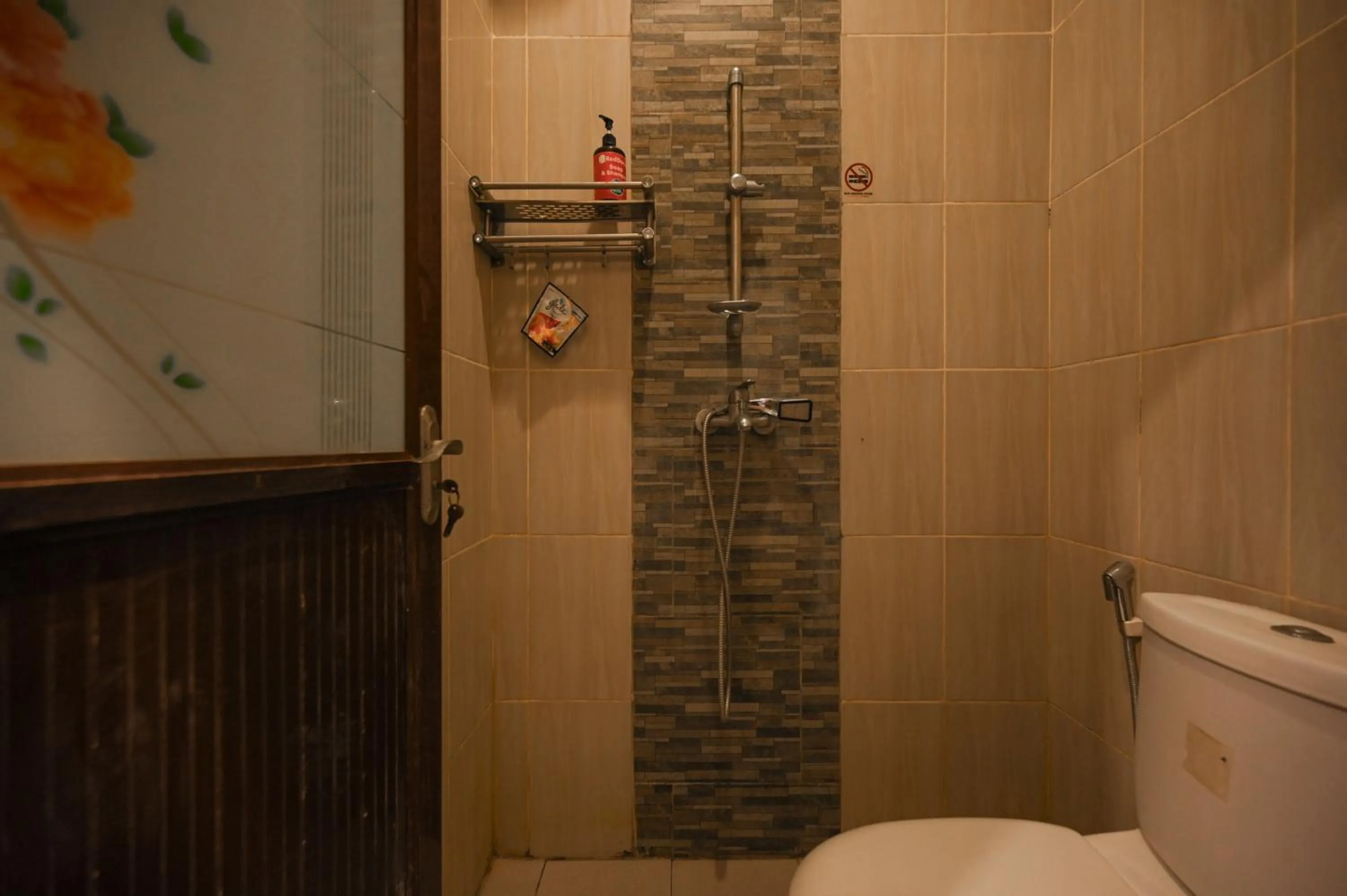 Bathroom in RedDoorz near Mertasari Beach 2