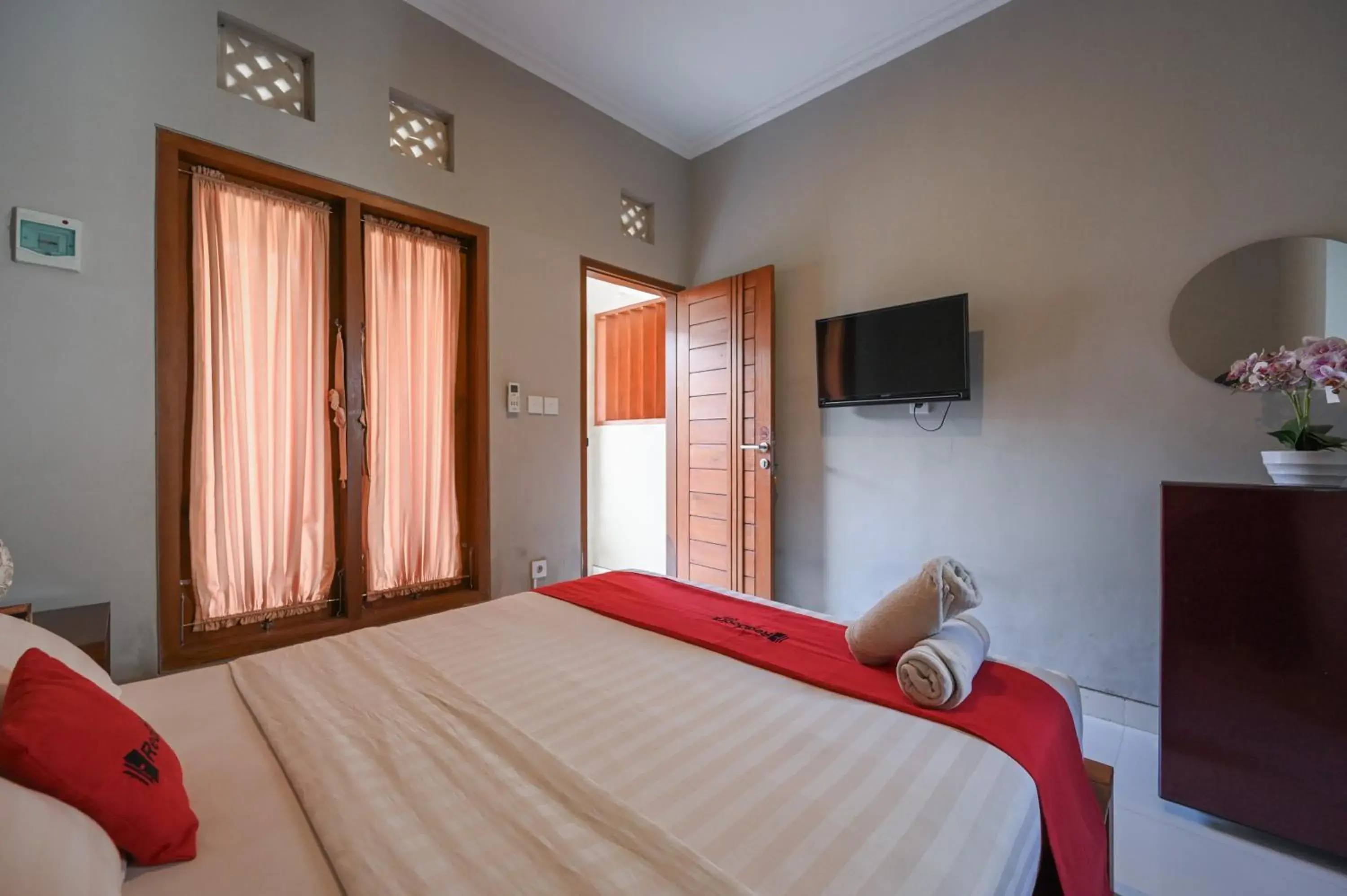 Bedroom, Bed in RedDoorz near Mertasari Beach 2 Bedroom, Bed in RedDoorz near Mertasari Beach 2