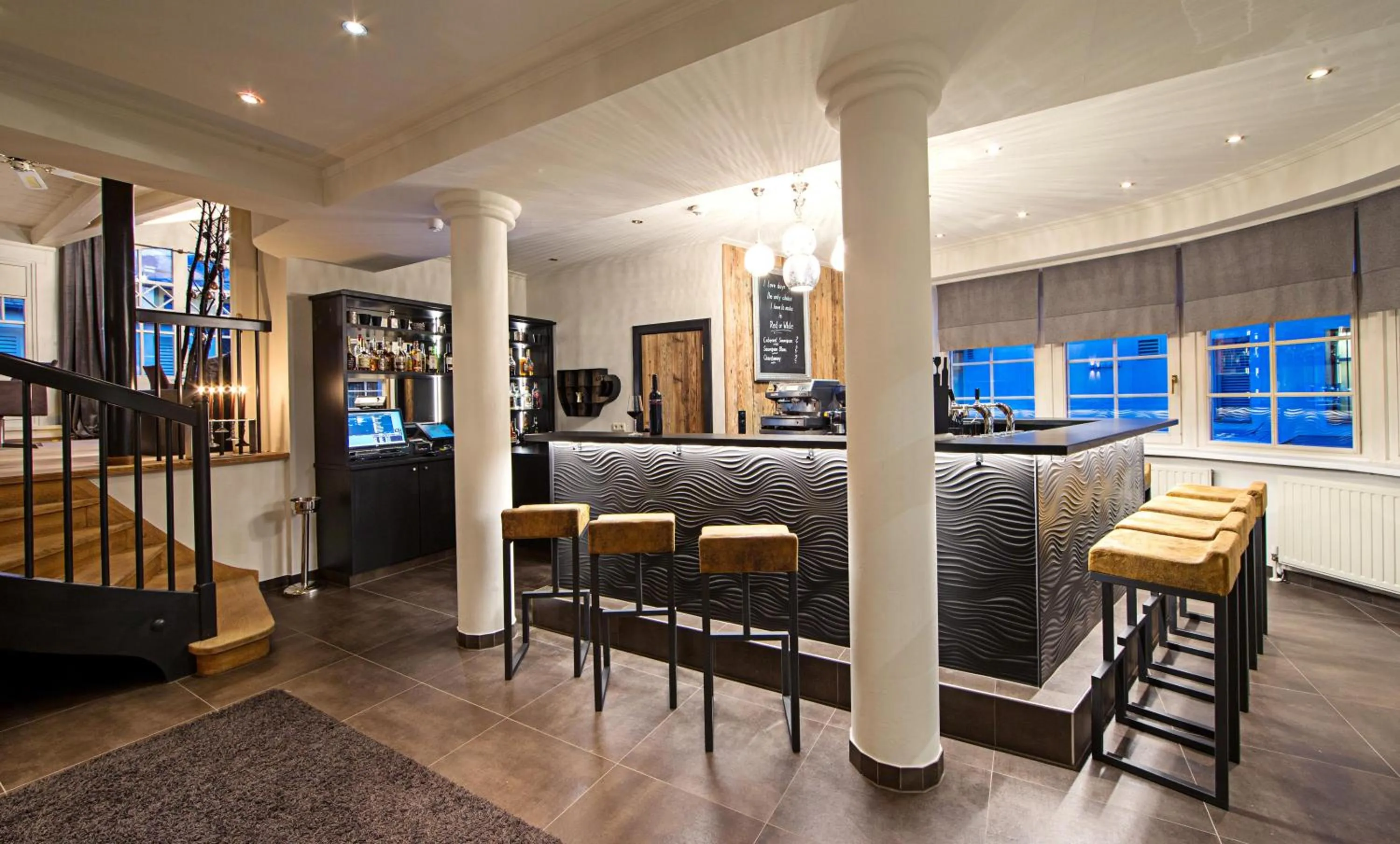 Lounge or bar in HEITZMANN - Hotel & Rooftop