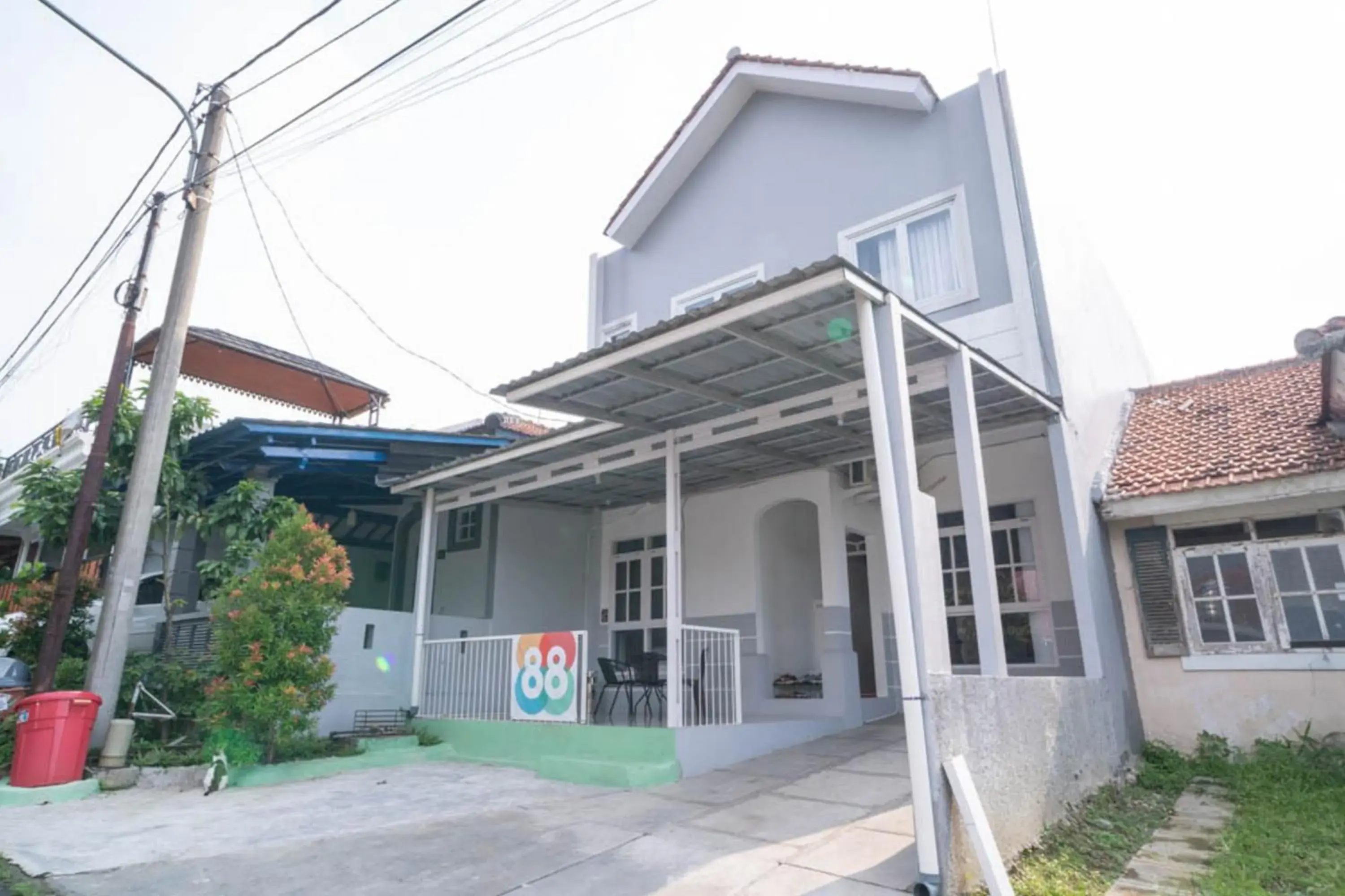 Facade/entrance in Nina House near Taman Budaya Sentul RedPartner Facade/entrance in Nina House near Taman Budaya Sentul RedPartner