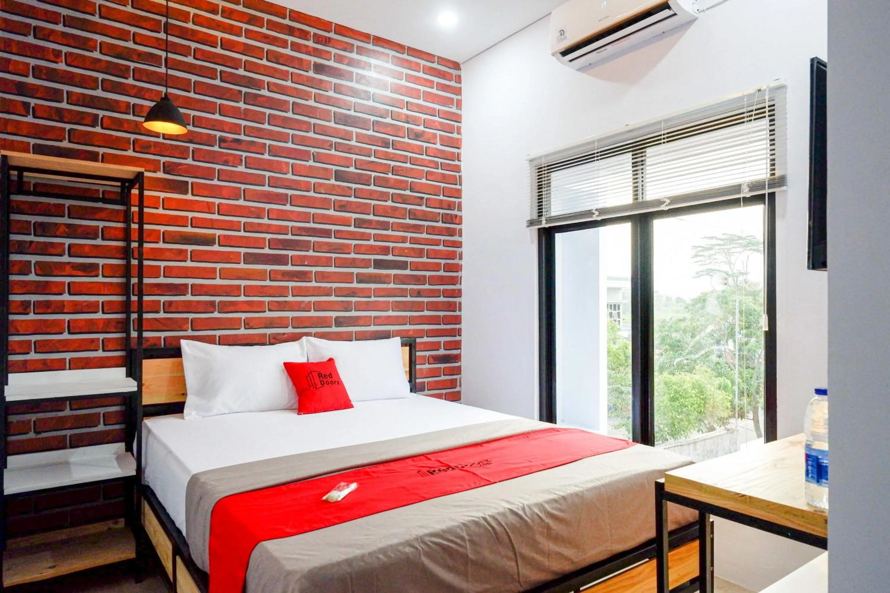 Bedroom, Bed in RedDoorz near Universitas Muhammadiyah Purwokerto 2