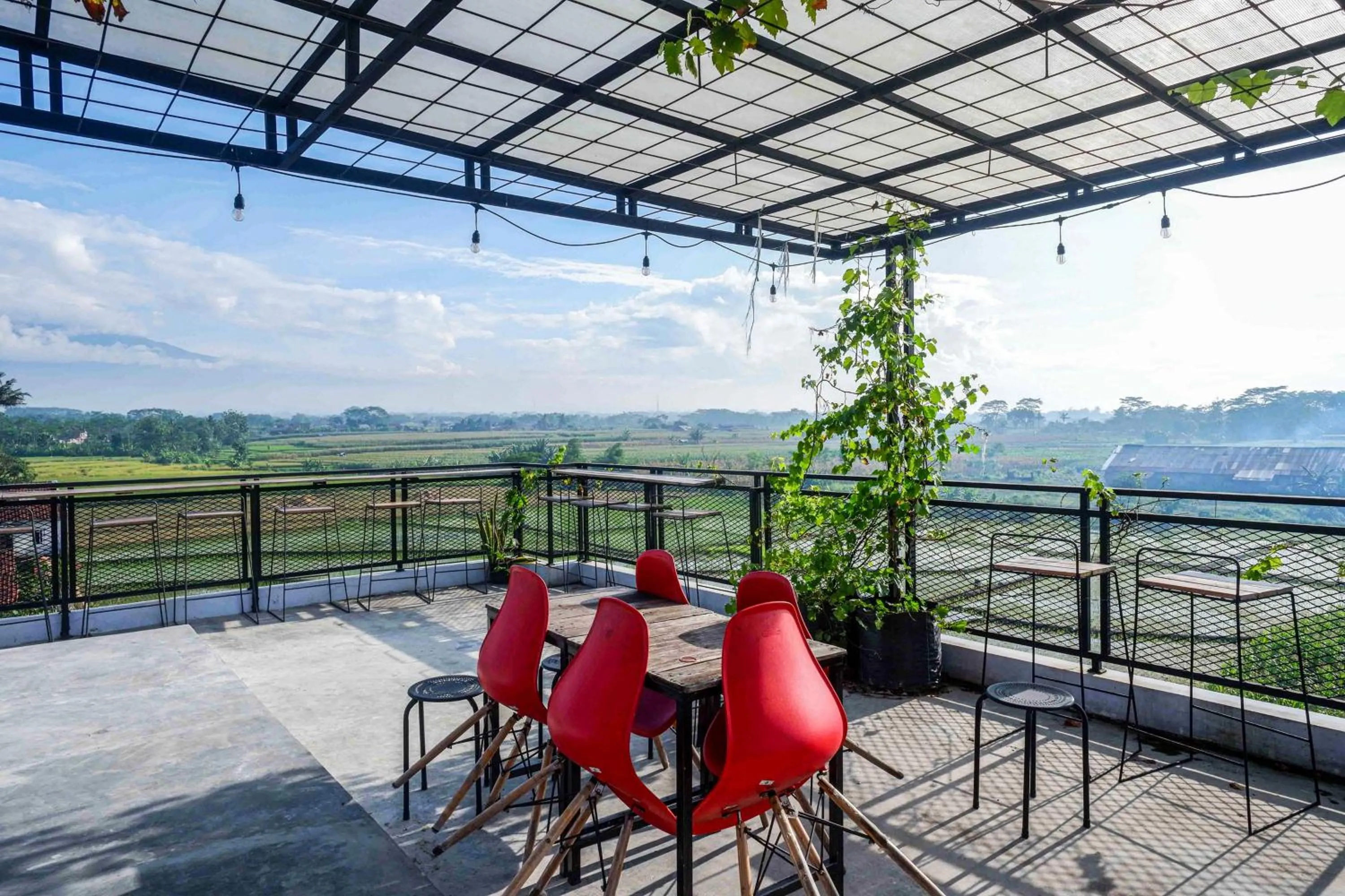 Seating area in RedDoorz near Universitas Muhammadiyah Purwokerto 2