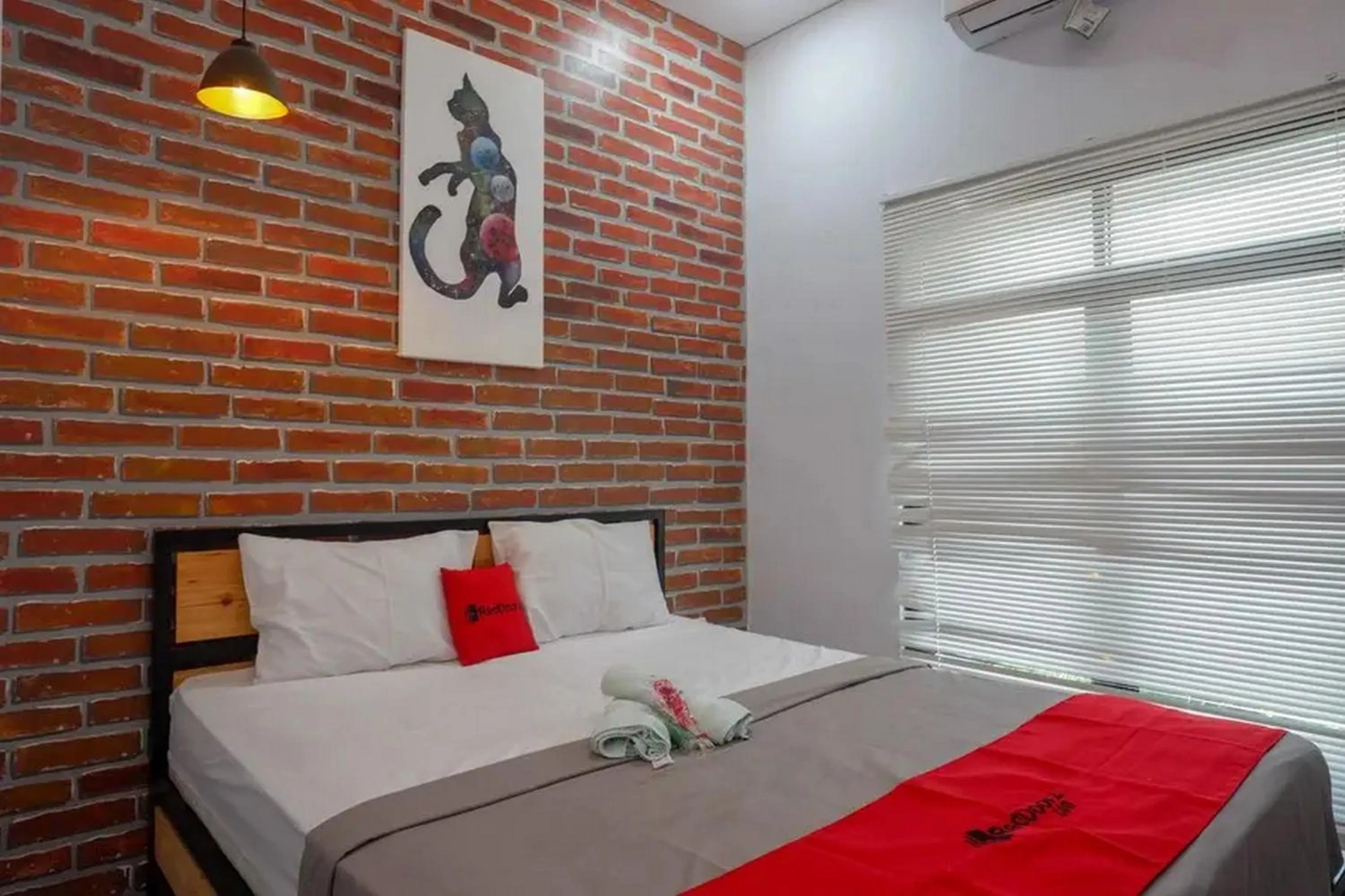 Bed in RedDoorz near Universitas Muhammadiyah Purwokerto 2