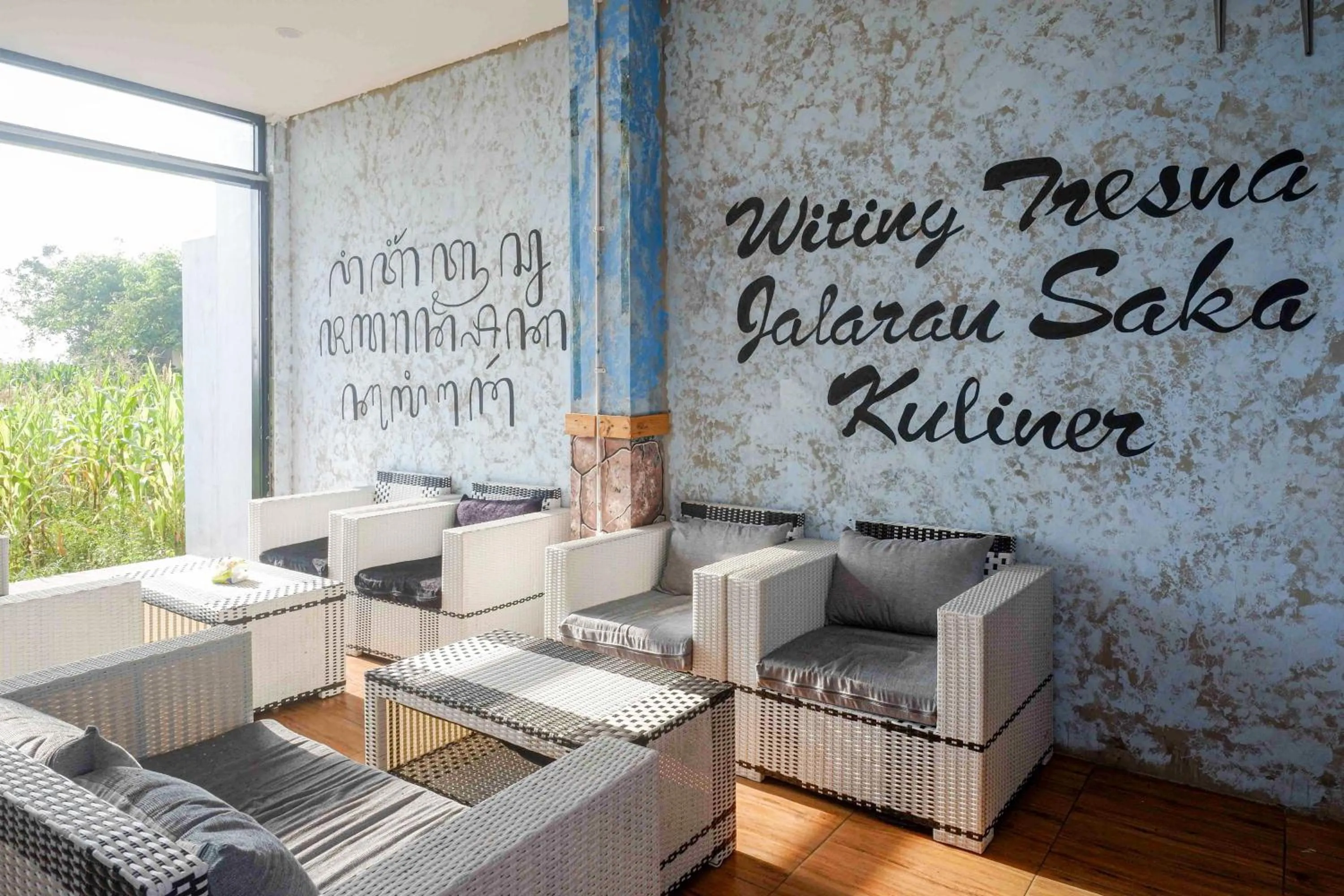 Seating area in RedDoorz near Universitas Muhammadiyah Purwokerto 2