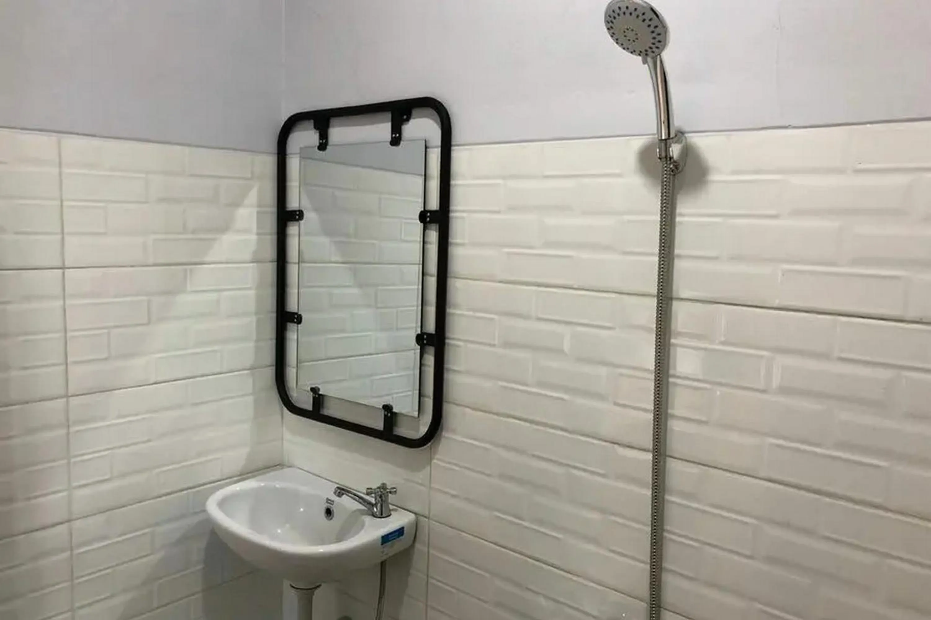 Bathroom in RedDoorz near Universitas Muhammadiyah Purwokerto 2