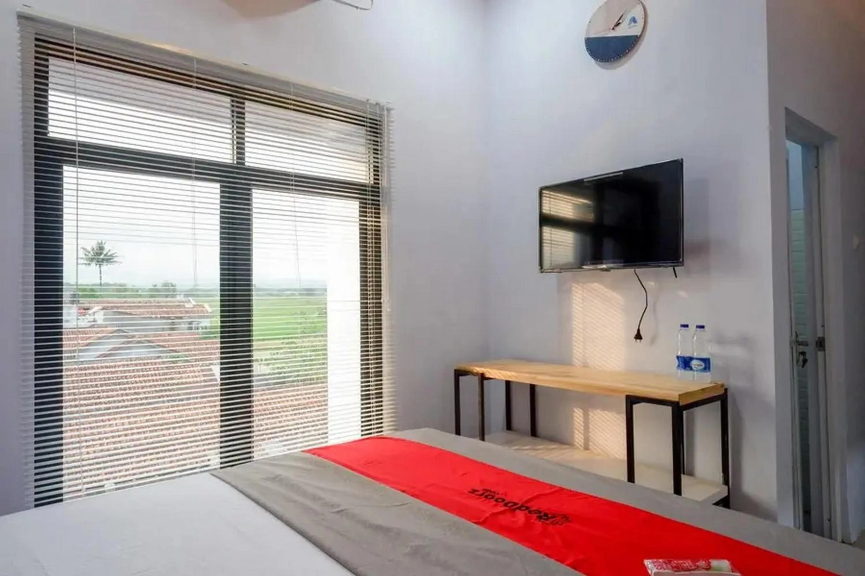 Bedroom, Bed in RedDoorz near Universitas Muhammadiyah Purwokerto 2