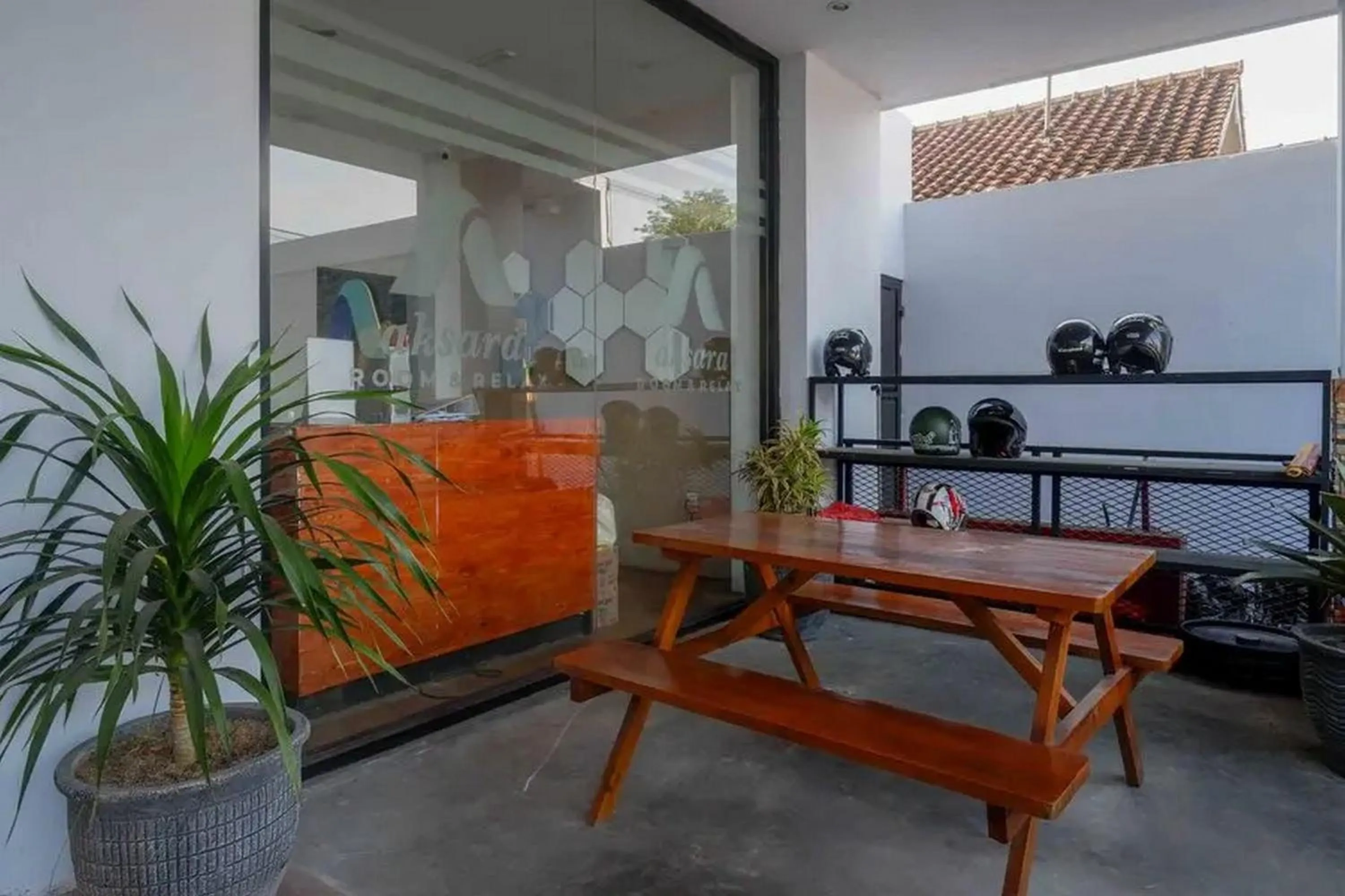 Seating area in RedDoorz near Universitas Muhammadiyah Purwokerto 2