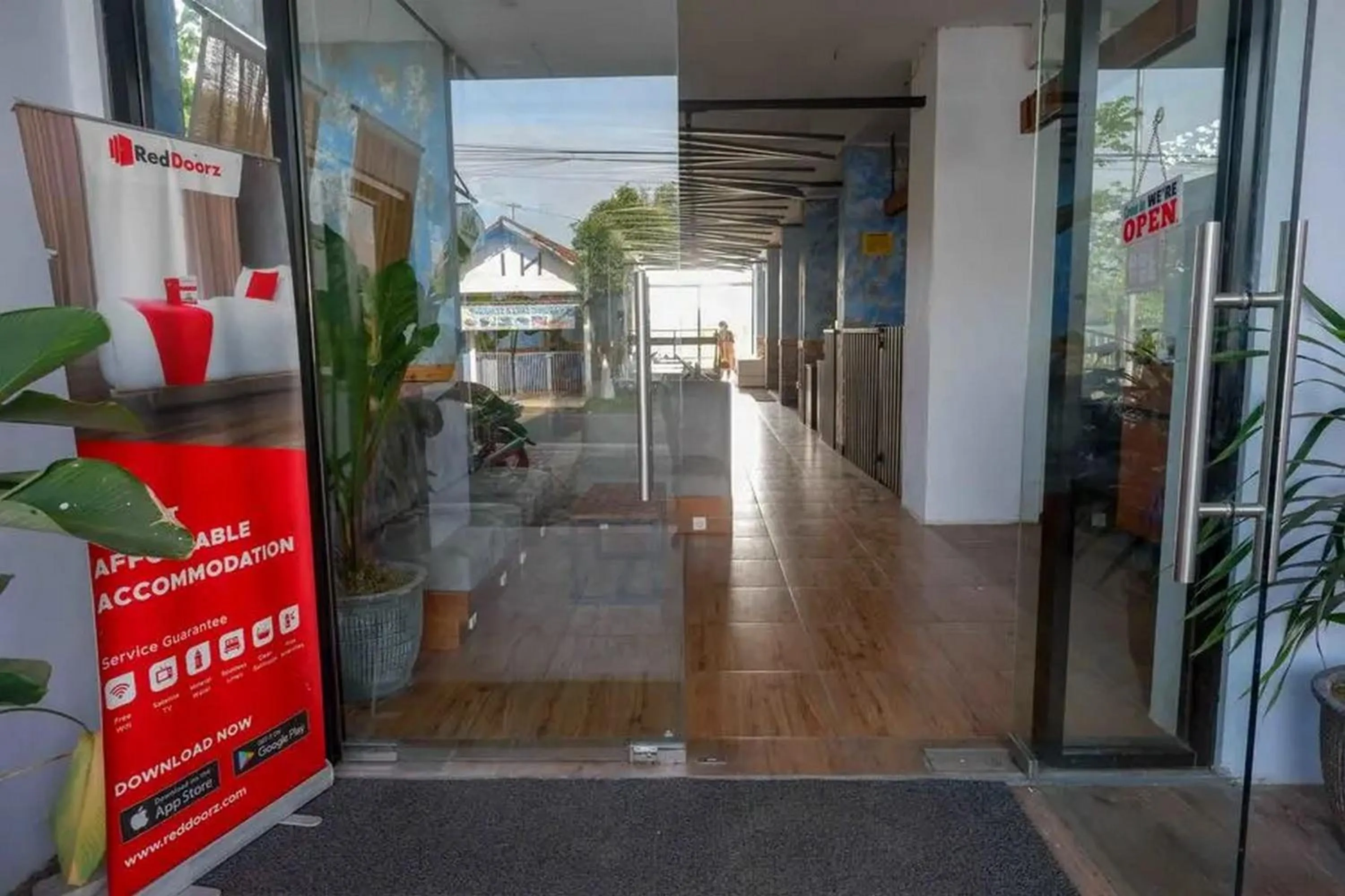 Facade/entrance in RedDoorz near Universitas Muhammadiyah Purwokerto 2