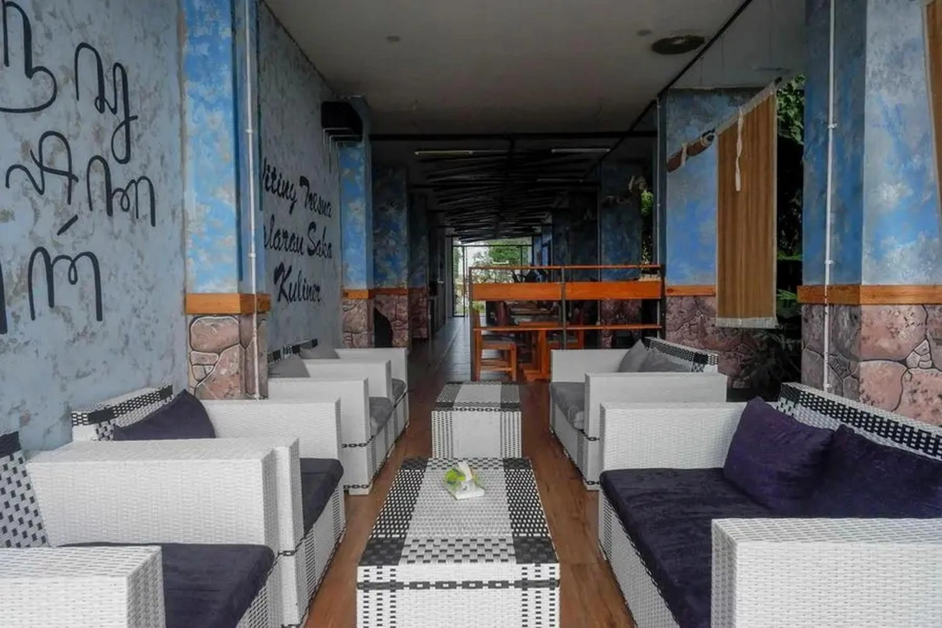 Seating area in RedDoorz near Universitas Muhammadiyah Purwokerto 2
