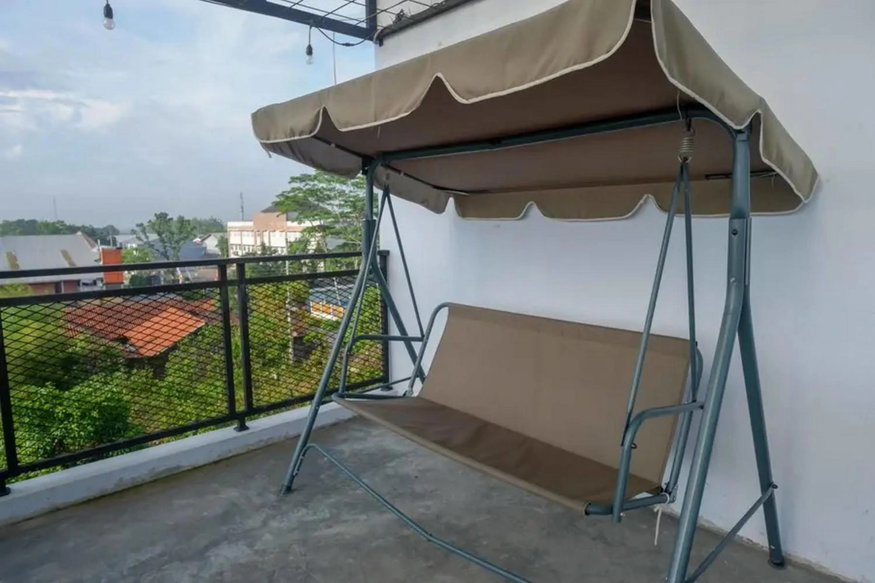 Seating area in RedDoorz near Universitas Muhammadiyah Purwokerto 2