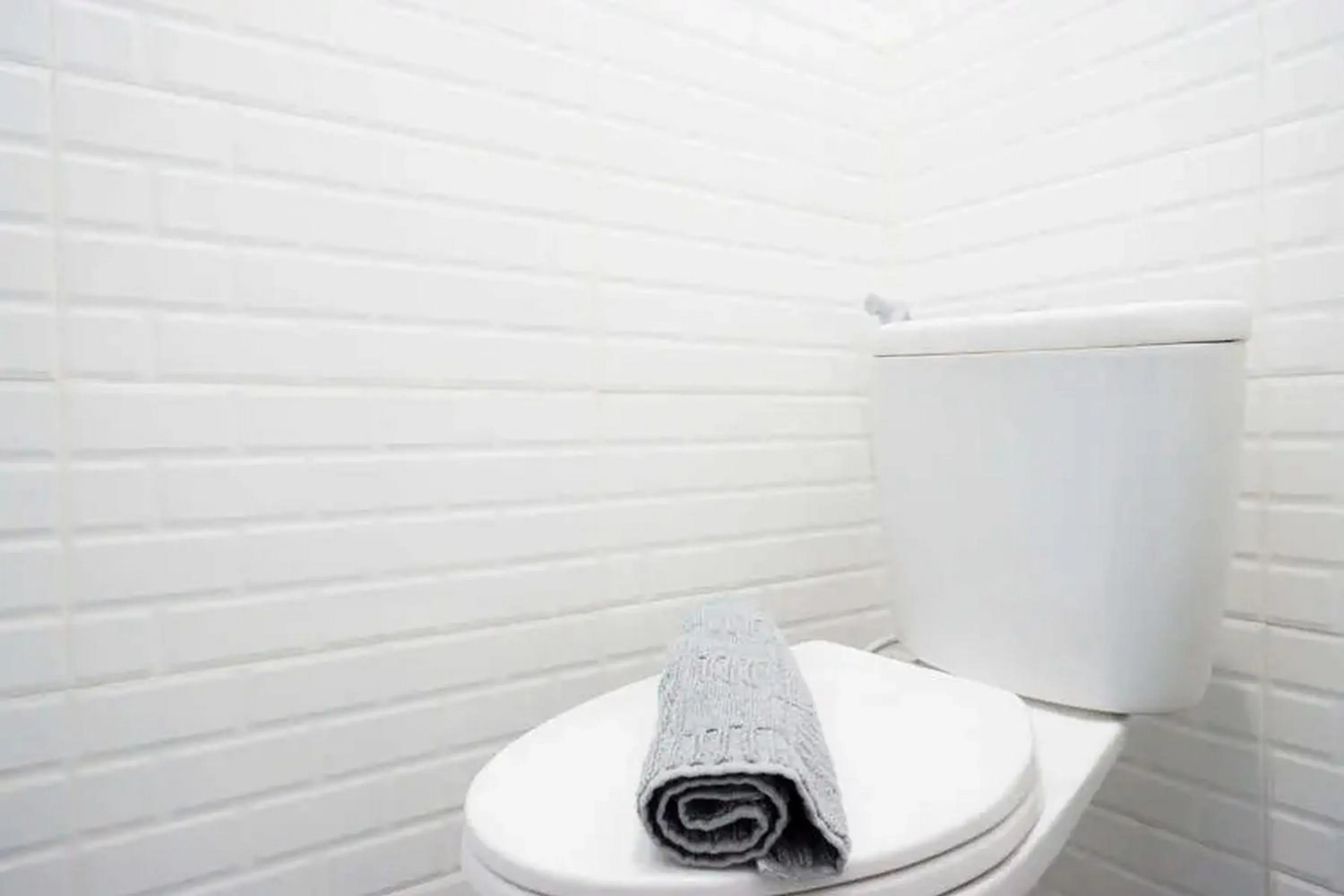 Bathroom in RedDoorz near Universitas Muhammadiyah Purwokerto 2