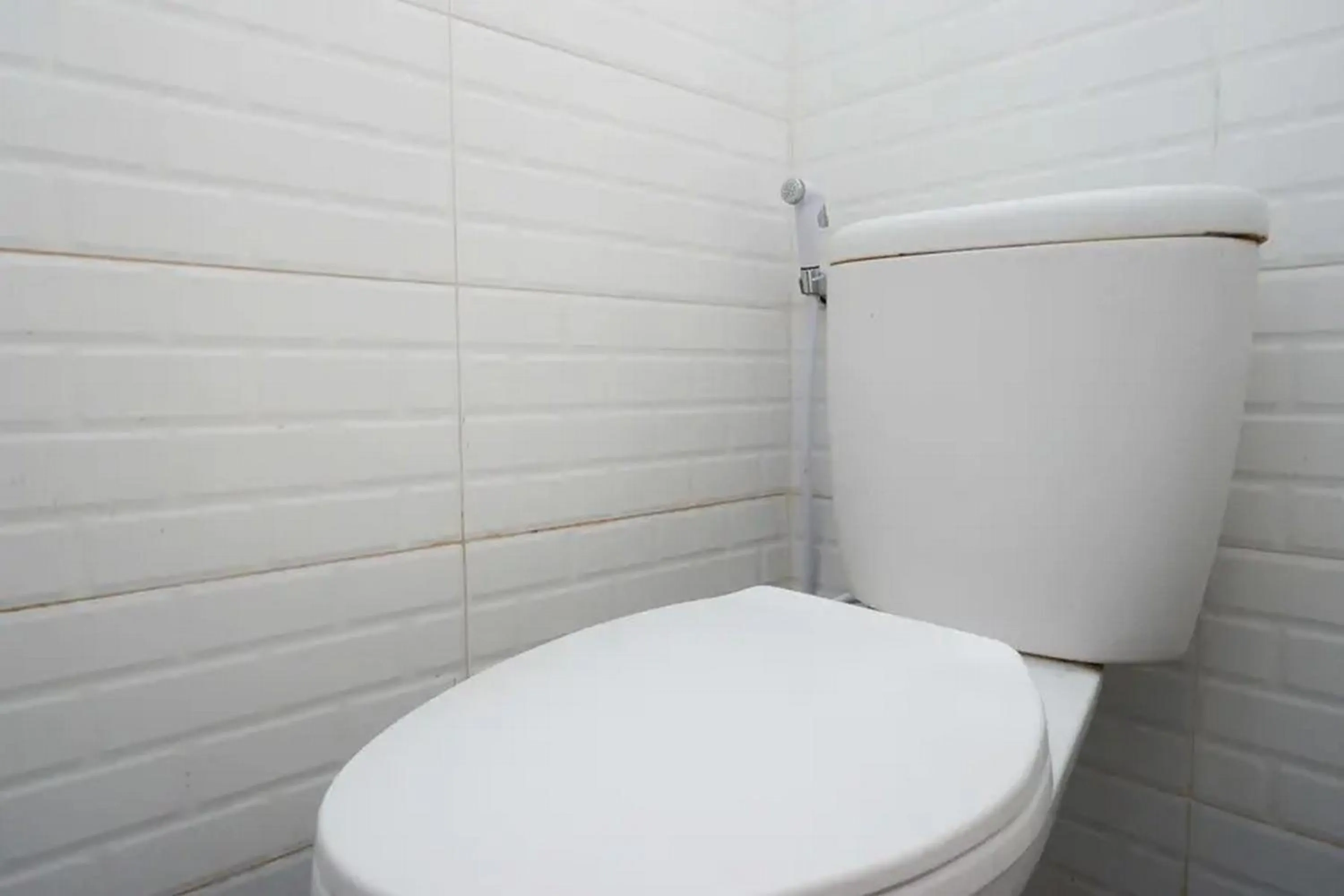 Bathroom in RedDoorz near Universitas Muhammadiyah Purwokerto 2