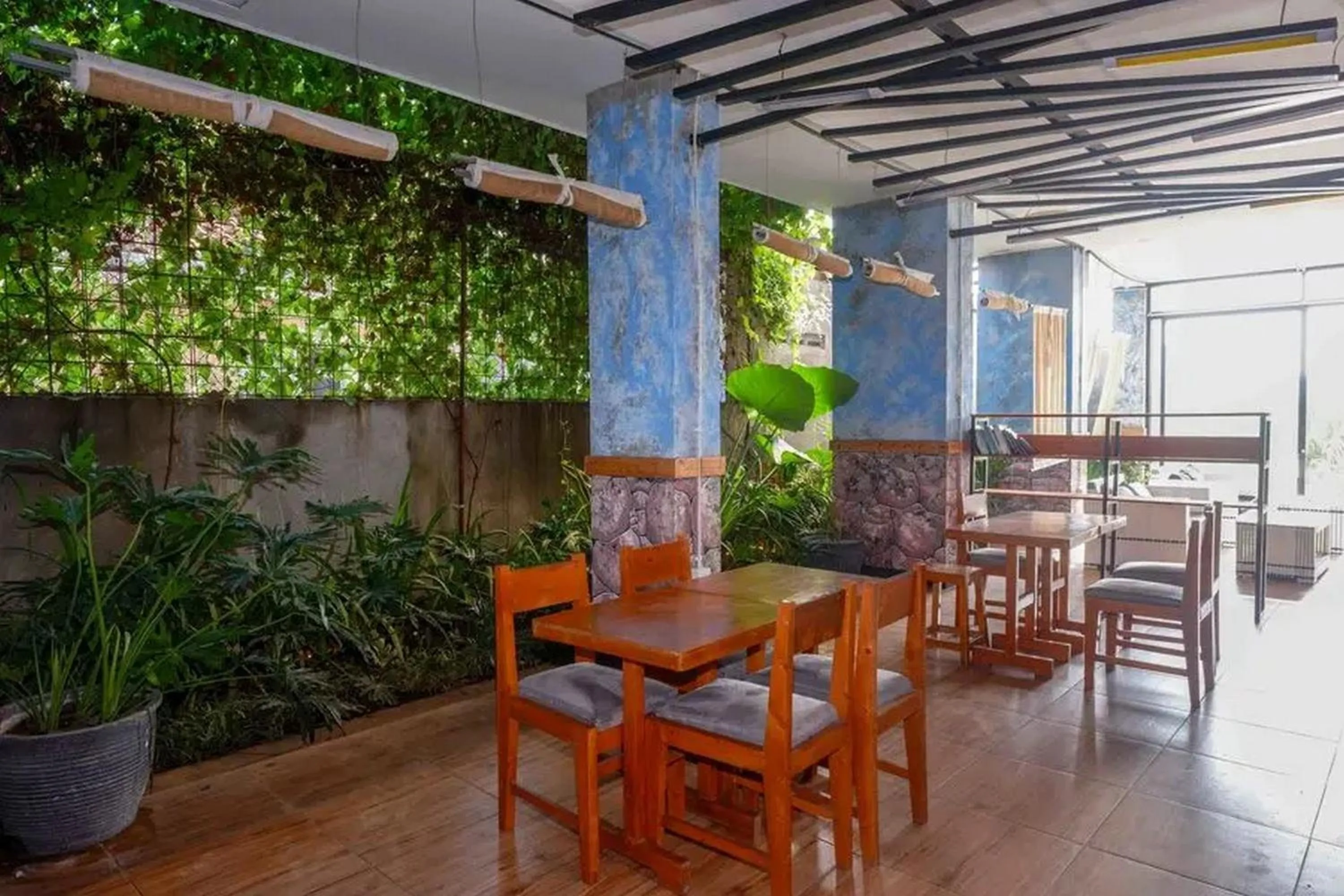 Seating area in RedDoorz near Universitas Muhammadiyah Purwokerto 2