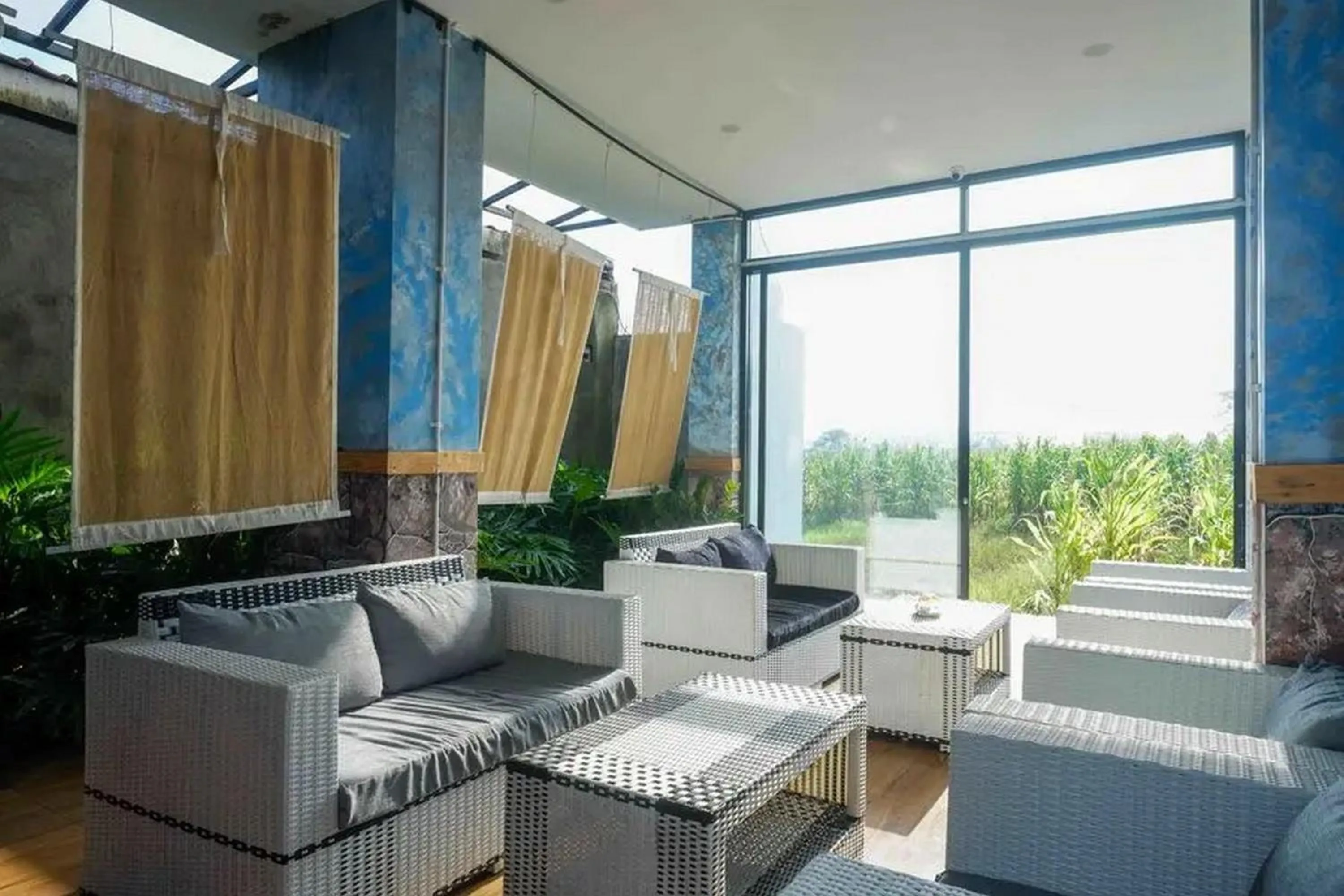 Seating area in RedDoorz near Universitas Muhammadiyah Purwokerto 2