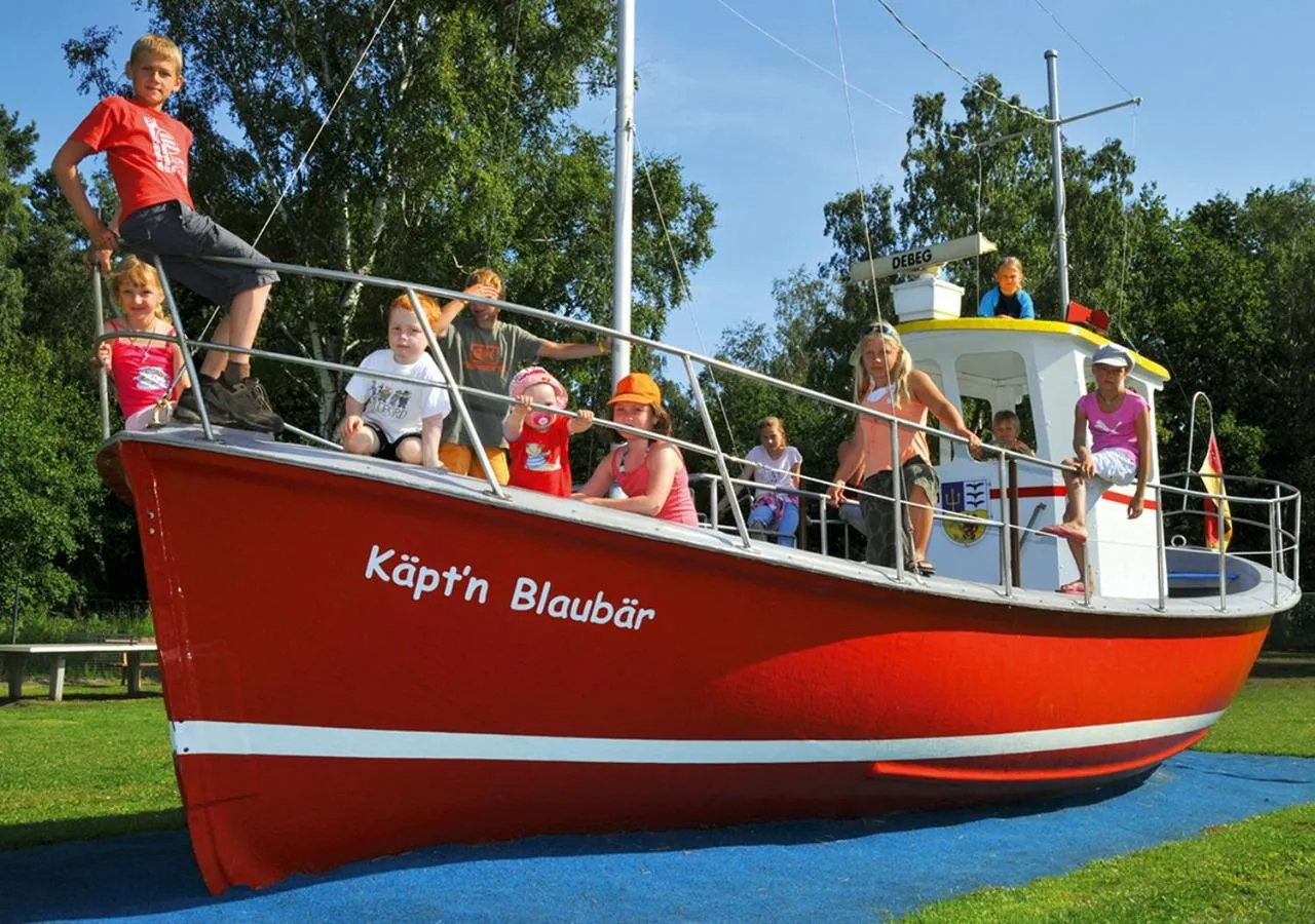 Children play ground in Ferienpark Freesenbruch Doppelhaushälfte 12a - Steuerrad
