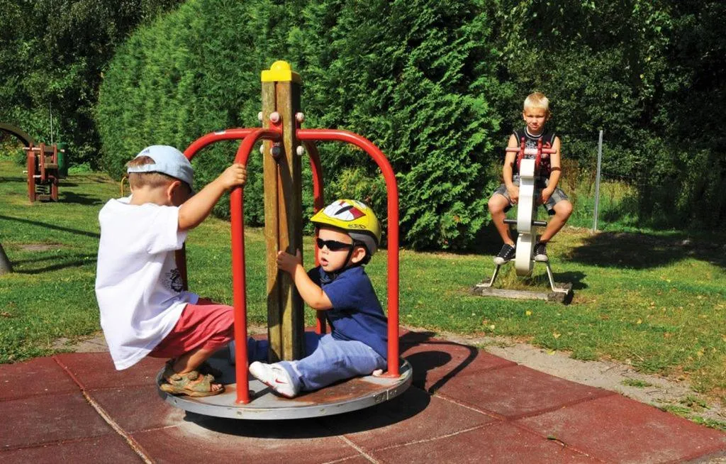 Children play ground in Ferienpark Freesenbruch Doppelhaushälfte 12a - Steuerrad