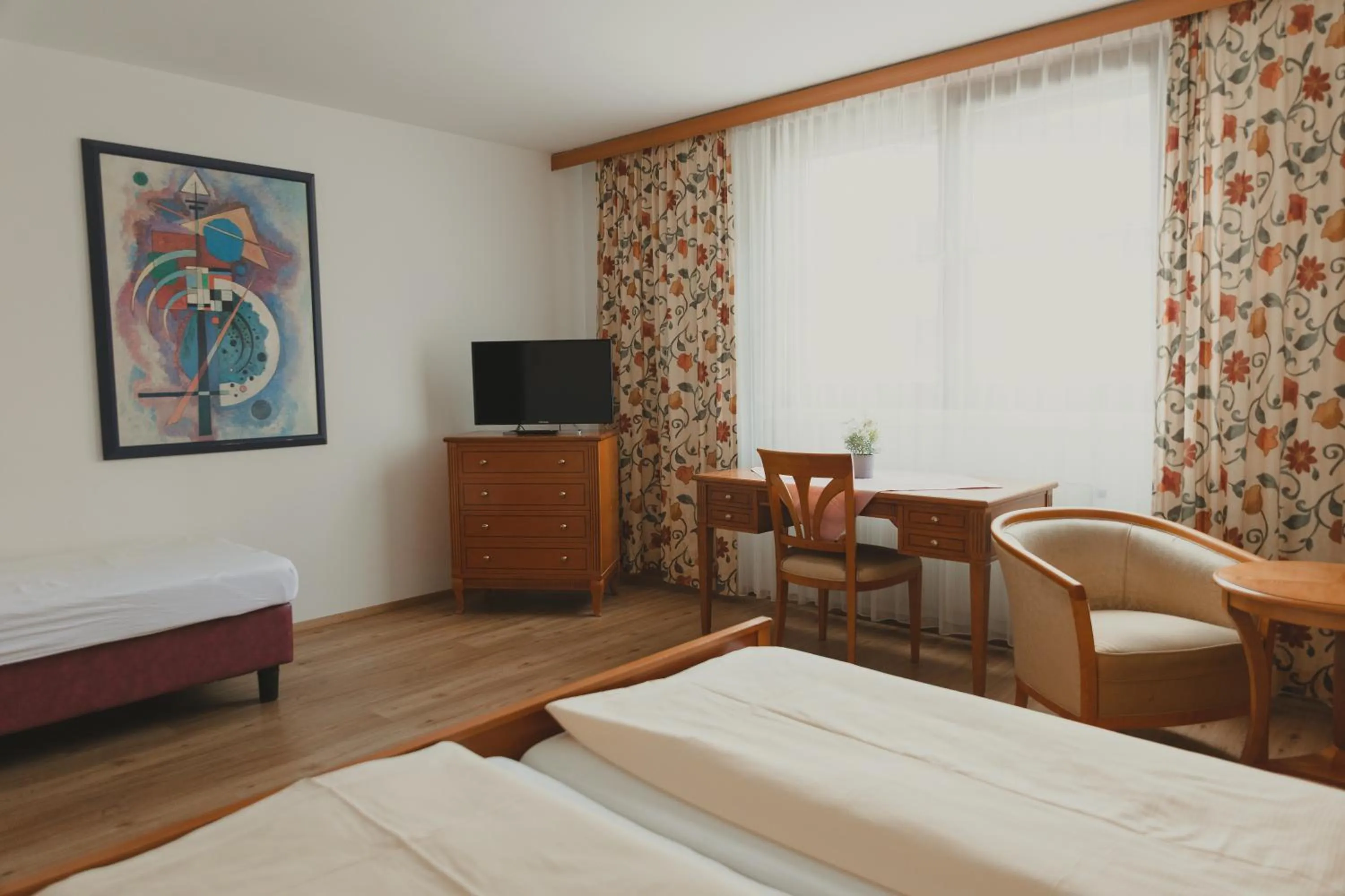 Seating area, Bed in Sommerhotel Karwendel