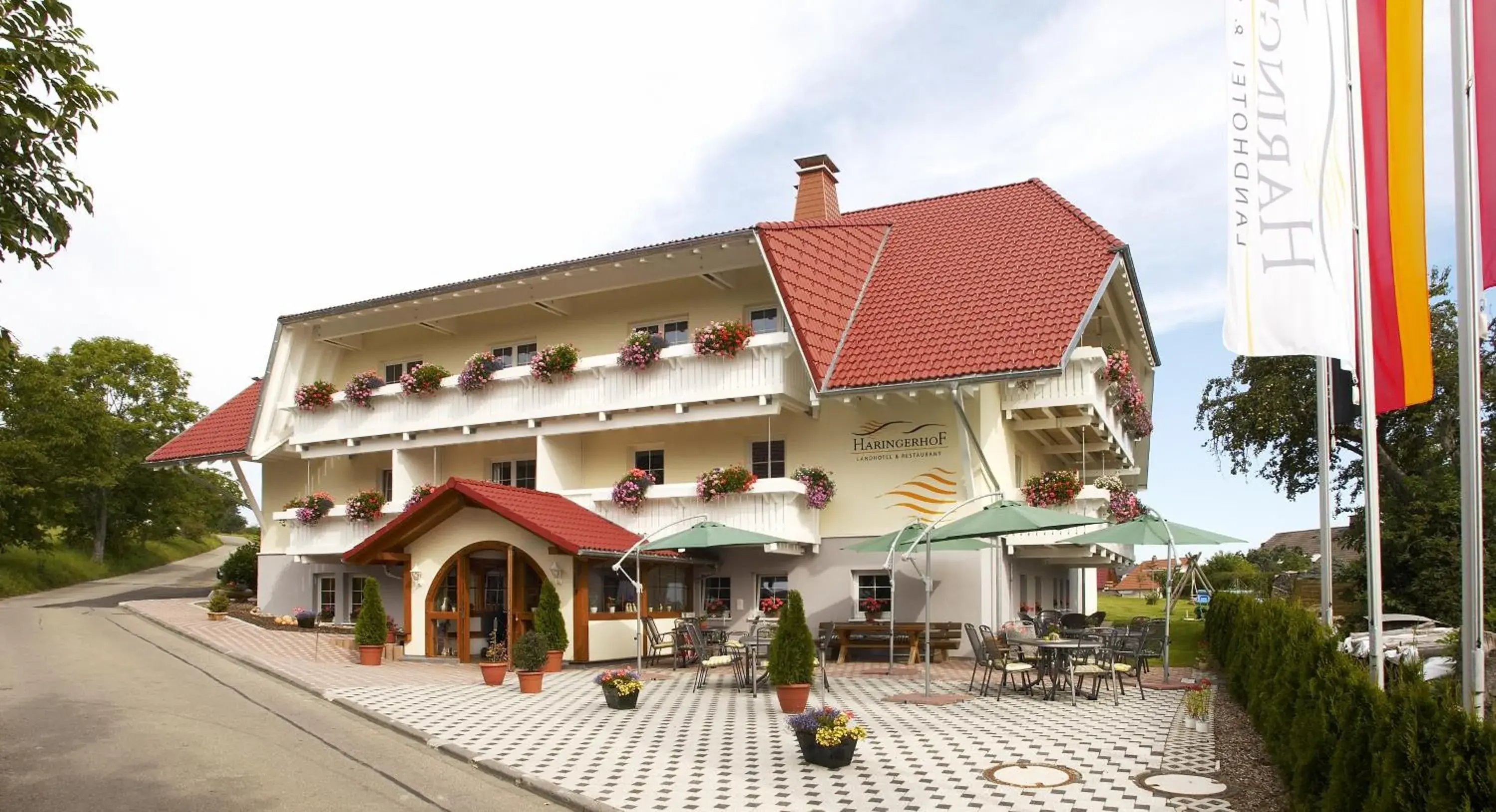 Landhotel Haringerhof mit Saunawelt und Naturbadeteich Landhotel Haringerhof mit Saunawelt und Naturbadeteich