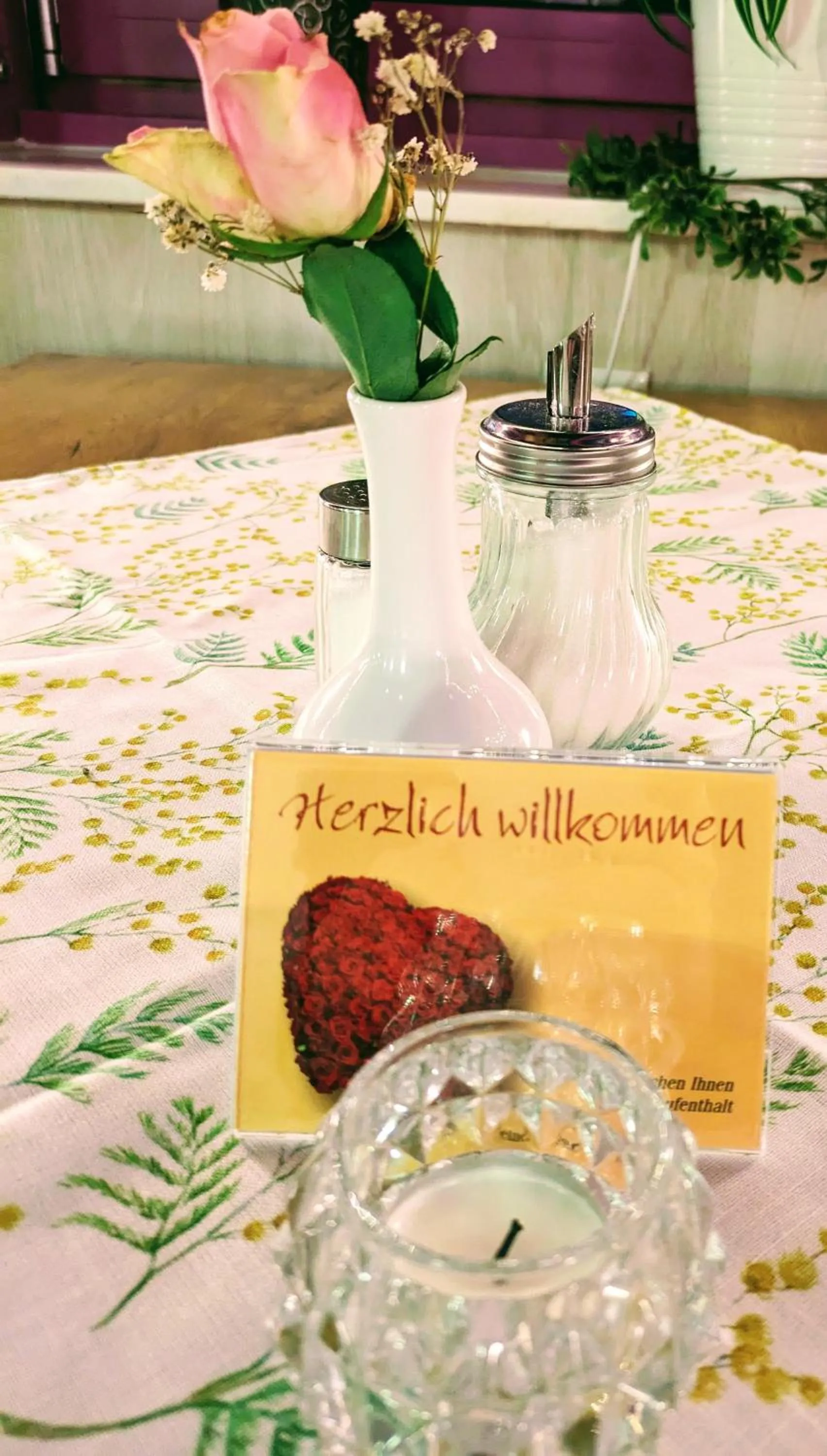 Restaurant/places to eat in Hotel Princess