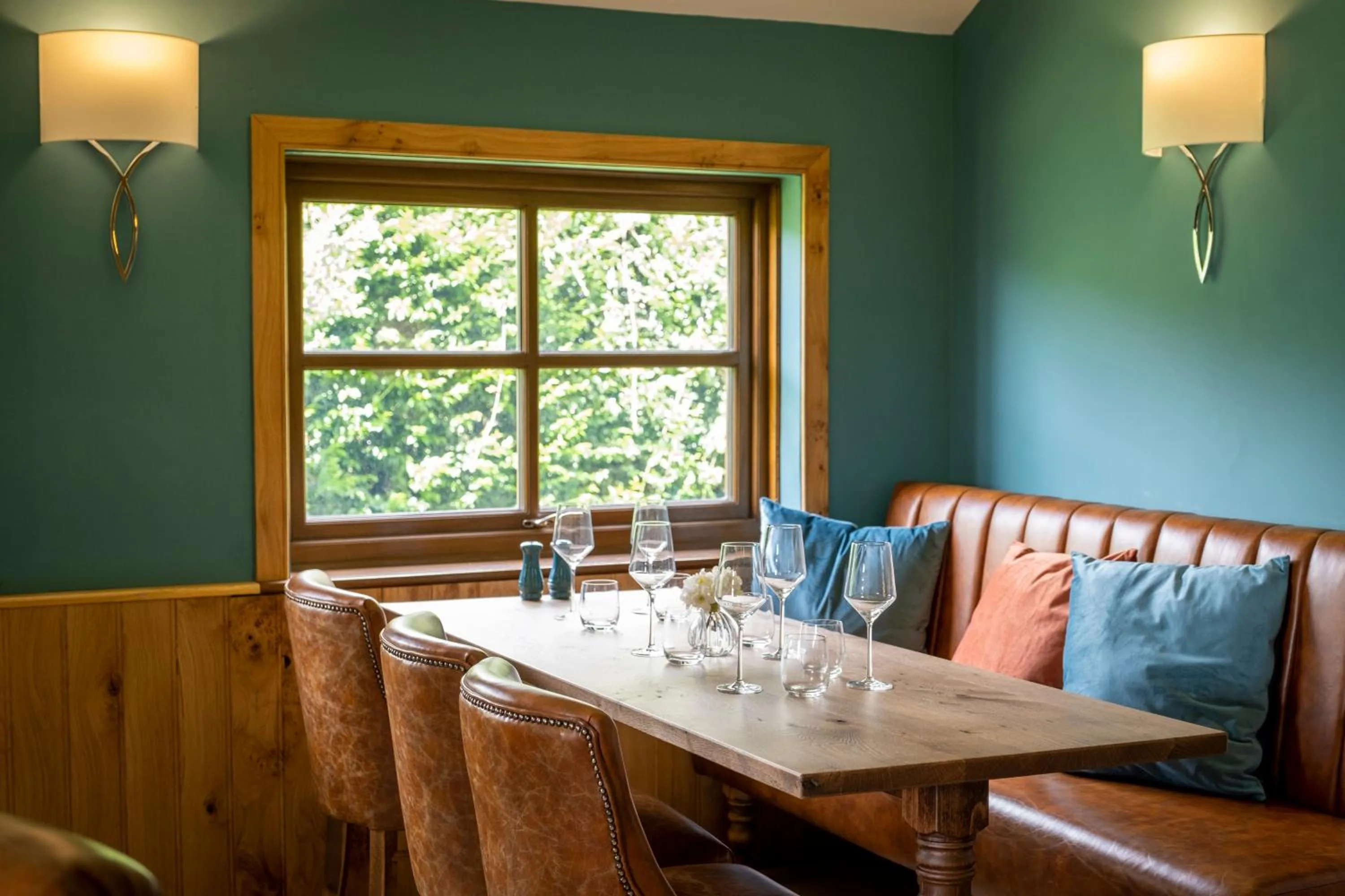 Restaurant/places to eat in The Three Lions