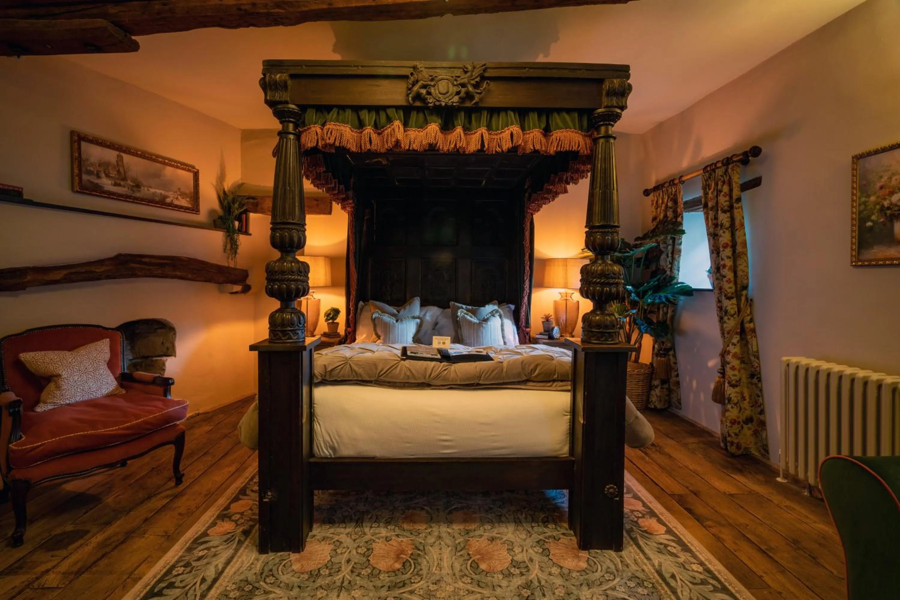 Bed in The George Inn & Plaine