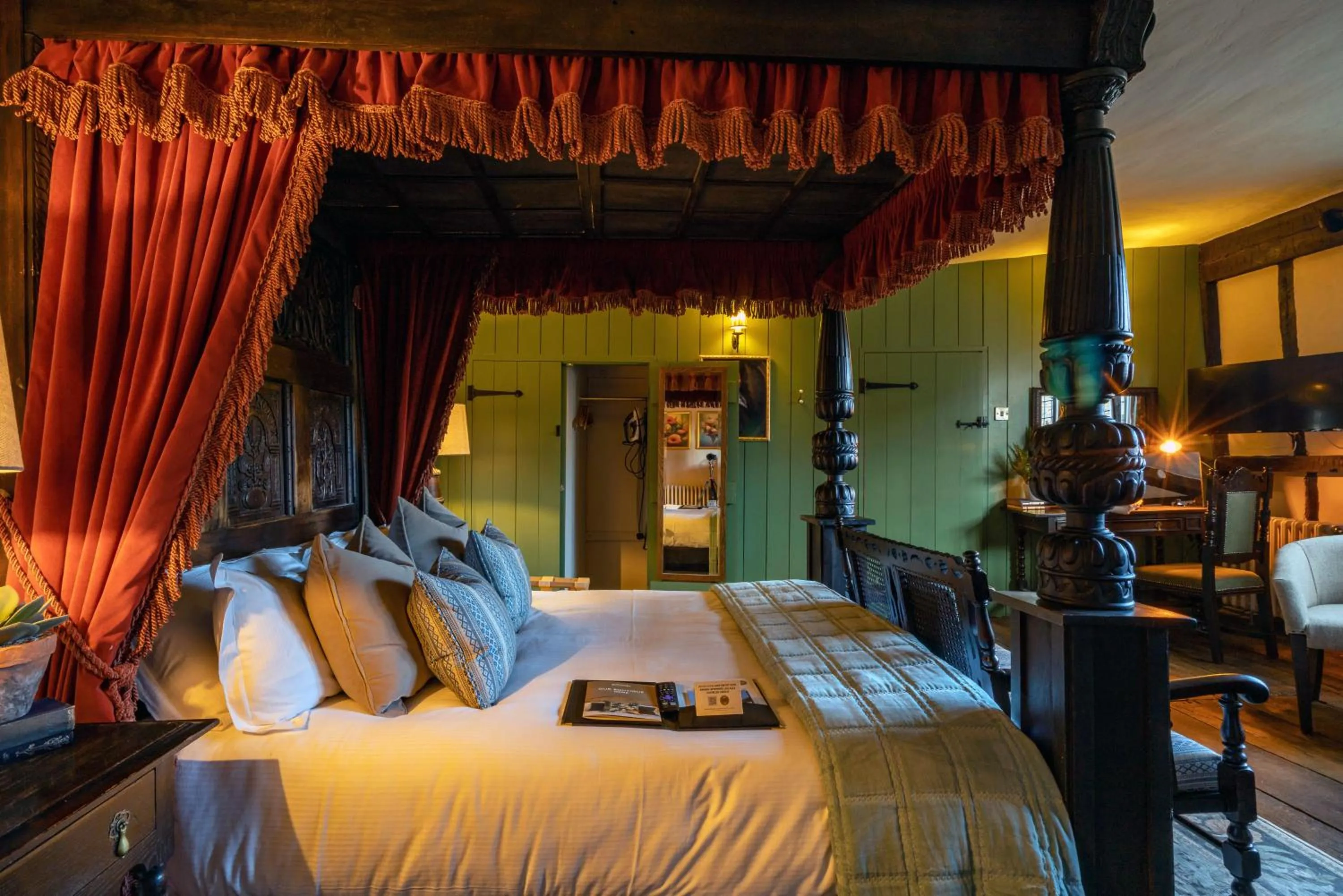 Bed in The George Inn & Plaine