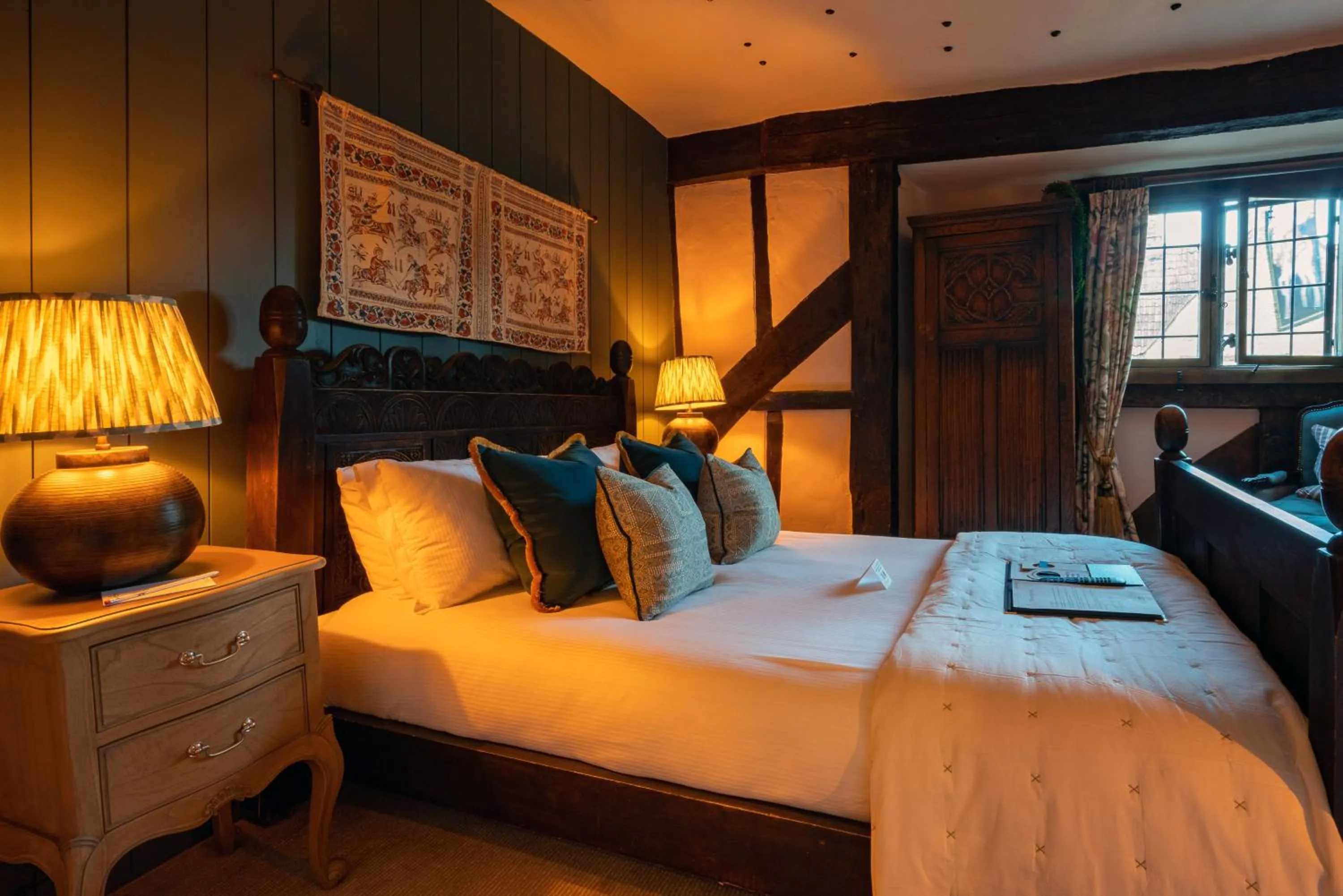 Bed in The George Inn & Plaine