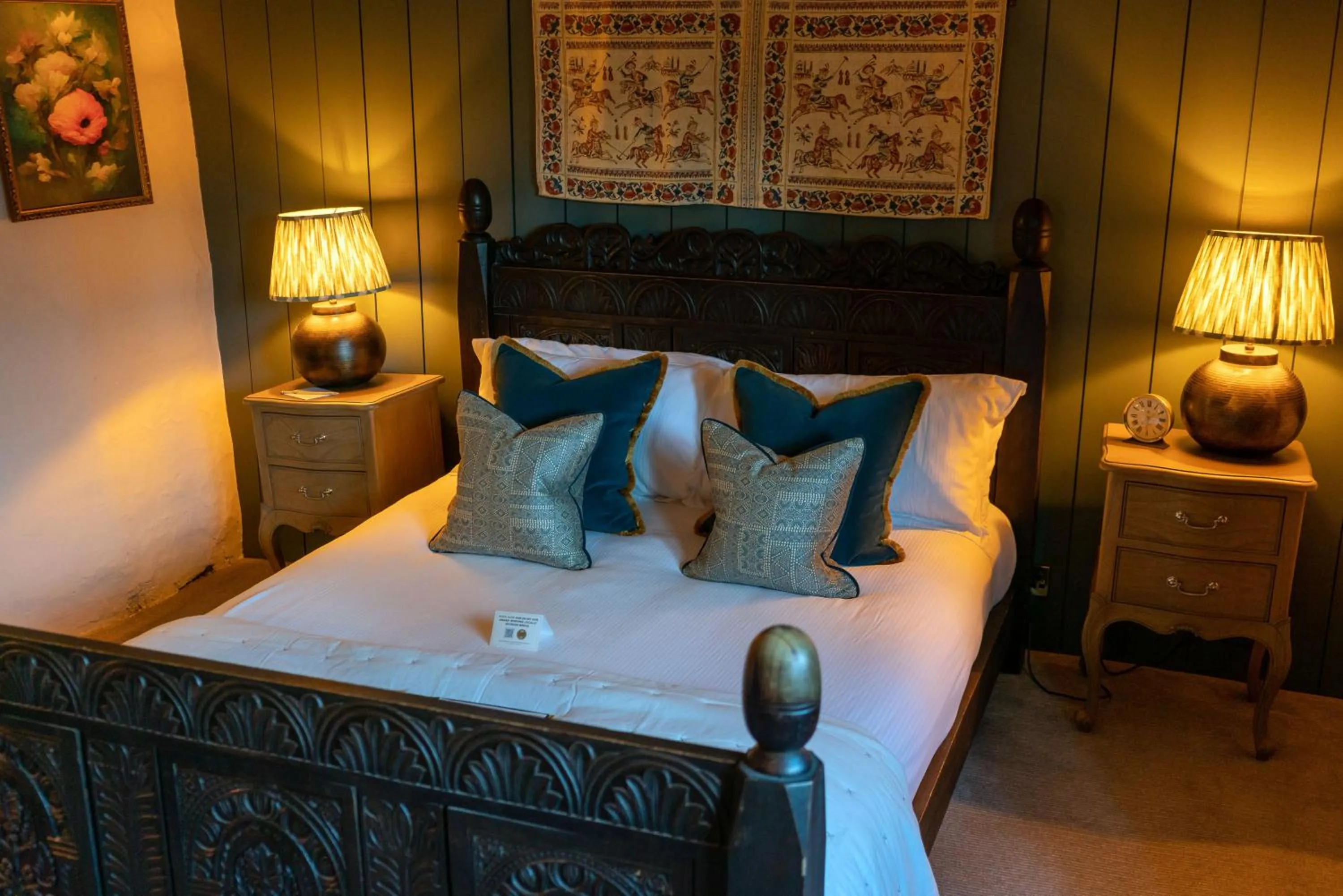 Bed in The George Inn & Plaine