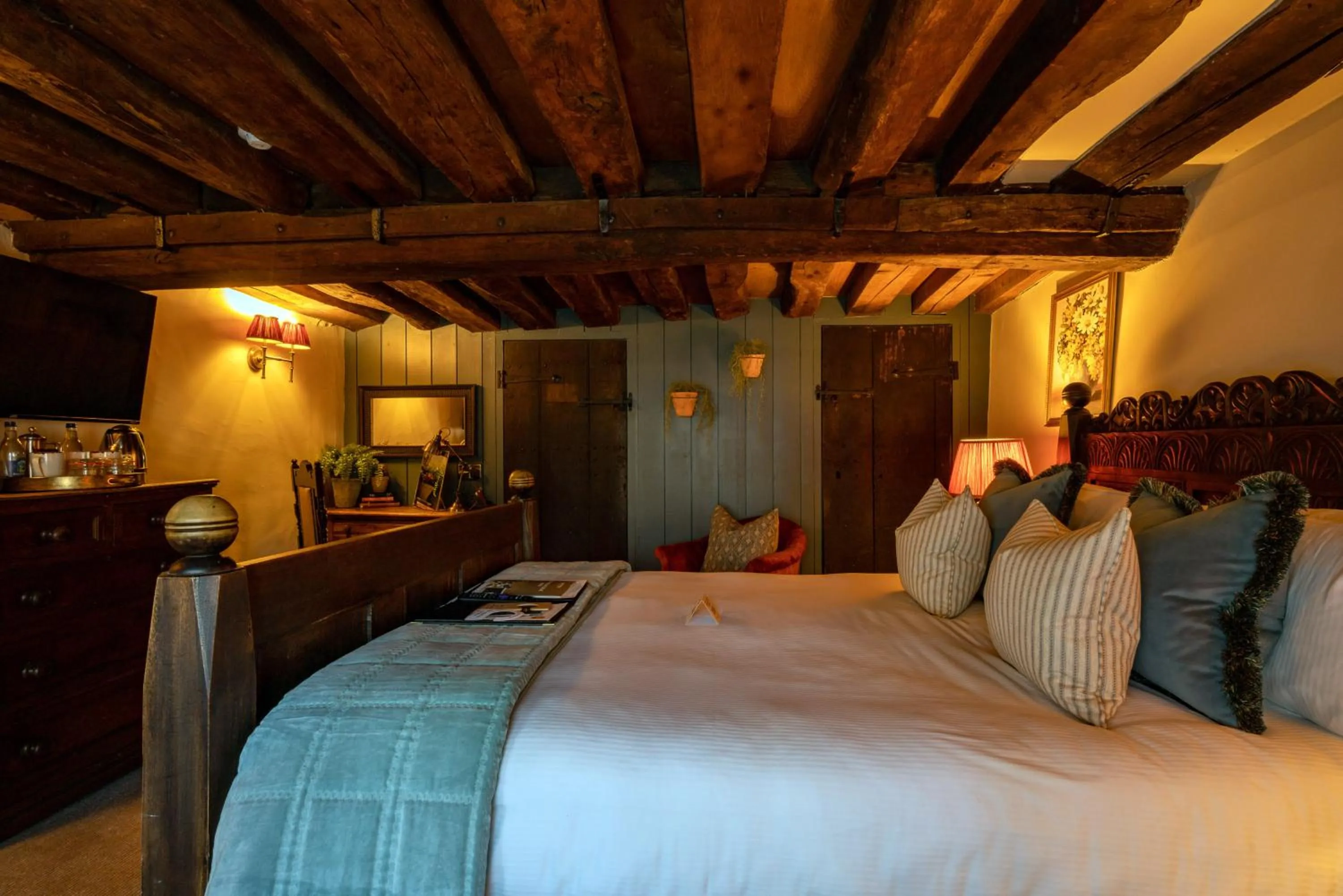 Photo of the whole room, Bed in The George Inn & Plaine