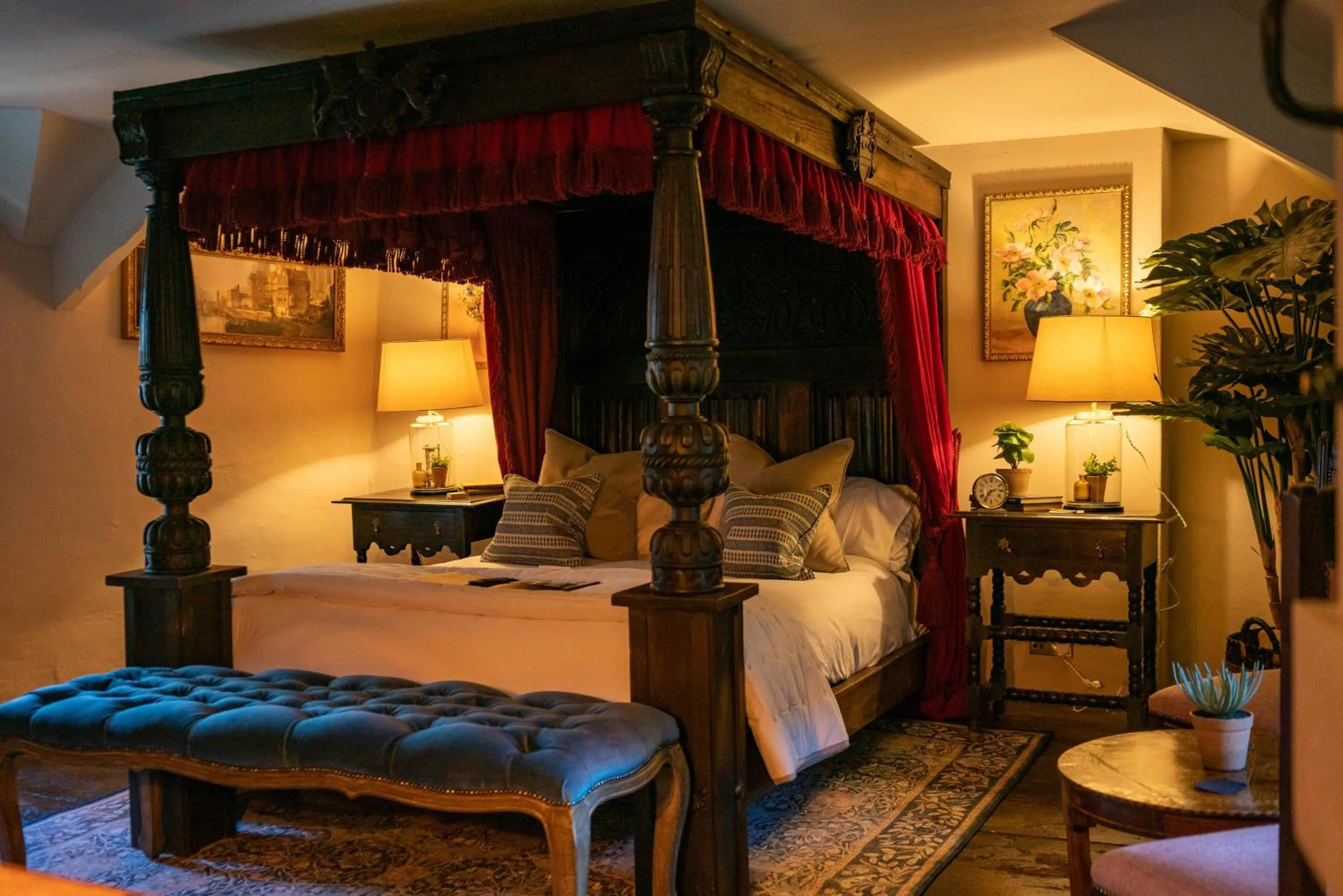 Bed in The George Inn & Plaine