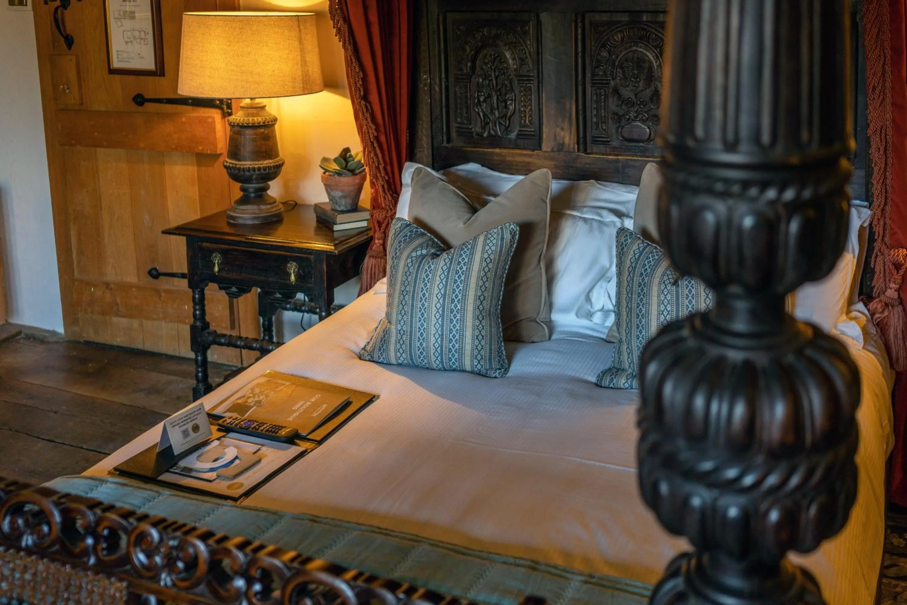 Bed in The George Inn & Plaine