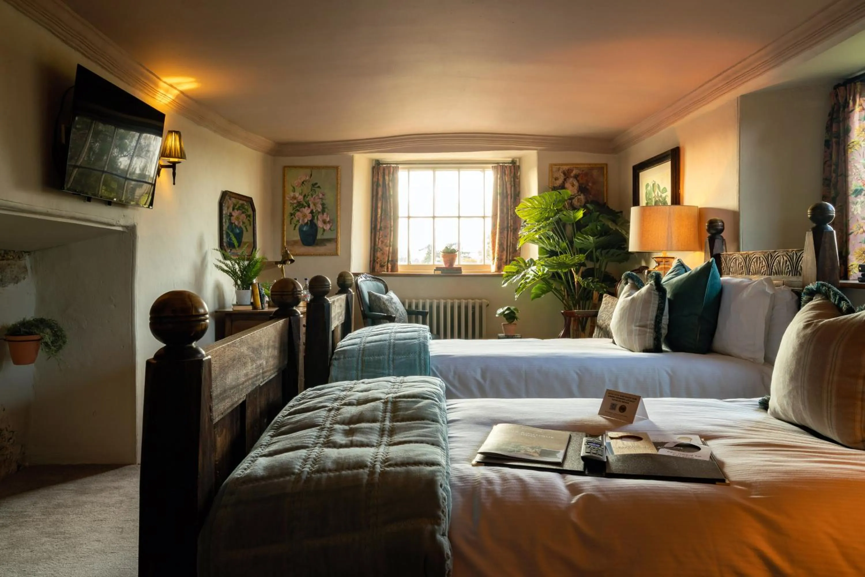 Bed in The George Inn & Plaine