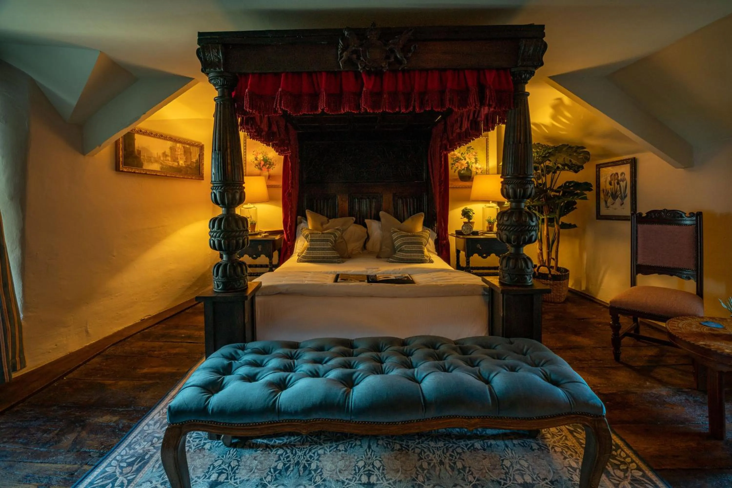 Photo of the whole room, Bed in The George Inn & Plaine