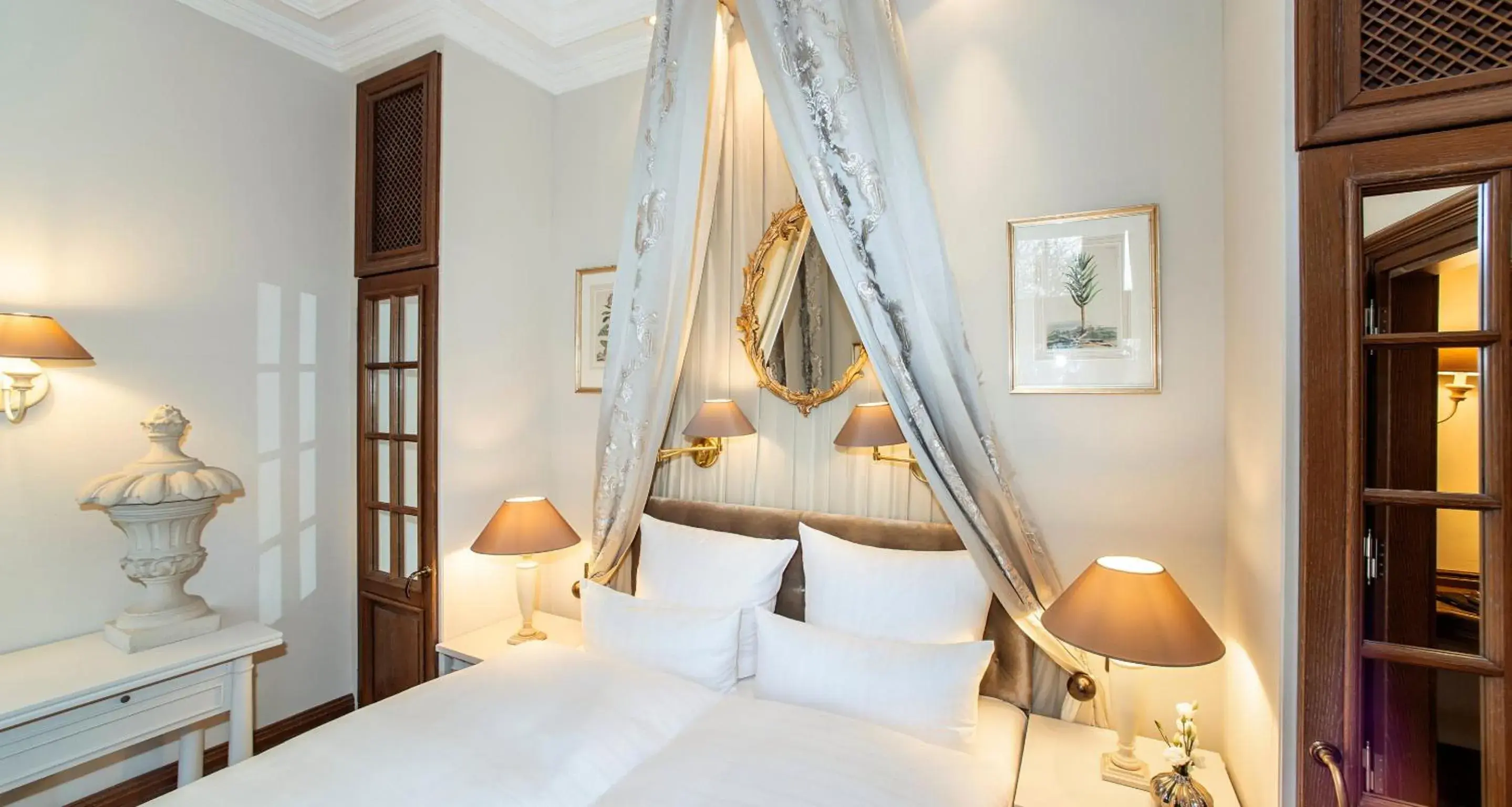 Bed in Victor's Residenz-Hotel Schloss Berg Bed in Victor's Residenz-Hotel Schloss Berg