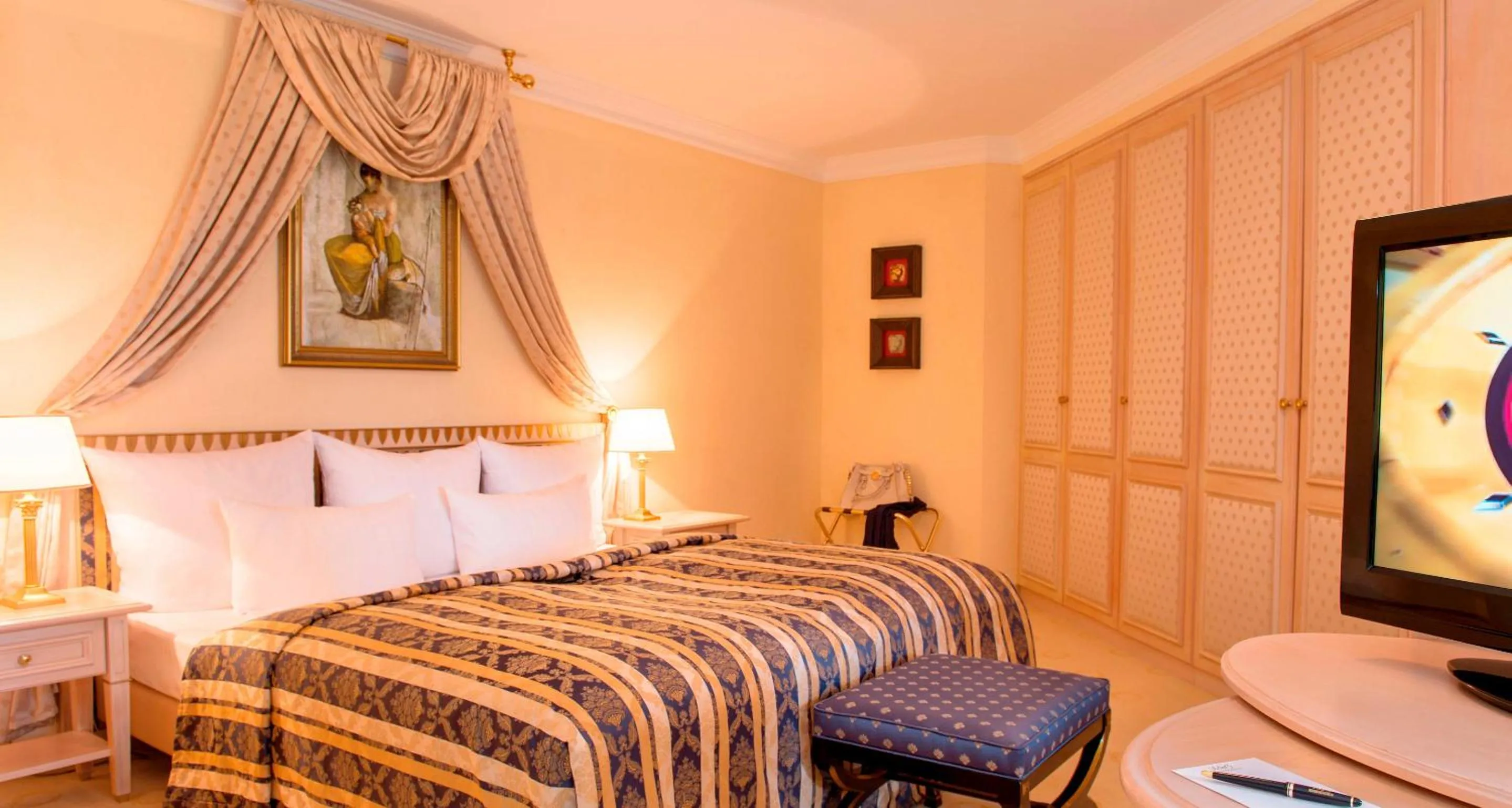 TV and multimedia, Bed in Victor's Residenz-Hotel Schloss Berg