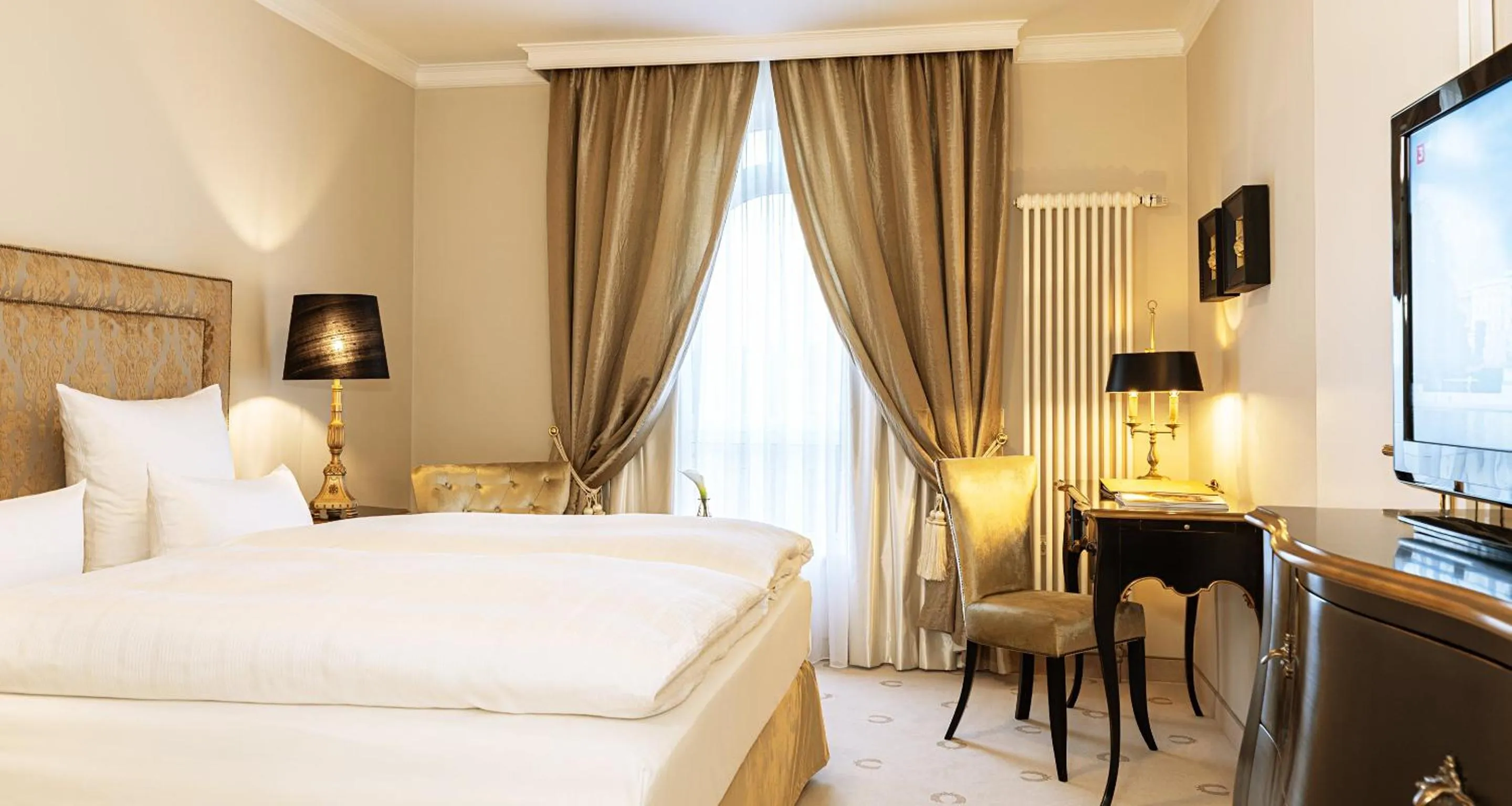 Photo of the whole room, Bed in Victor's Residenz-Hotel Schloss Berg